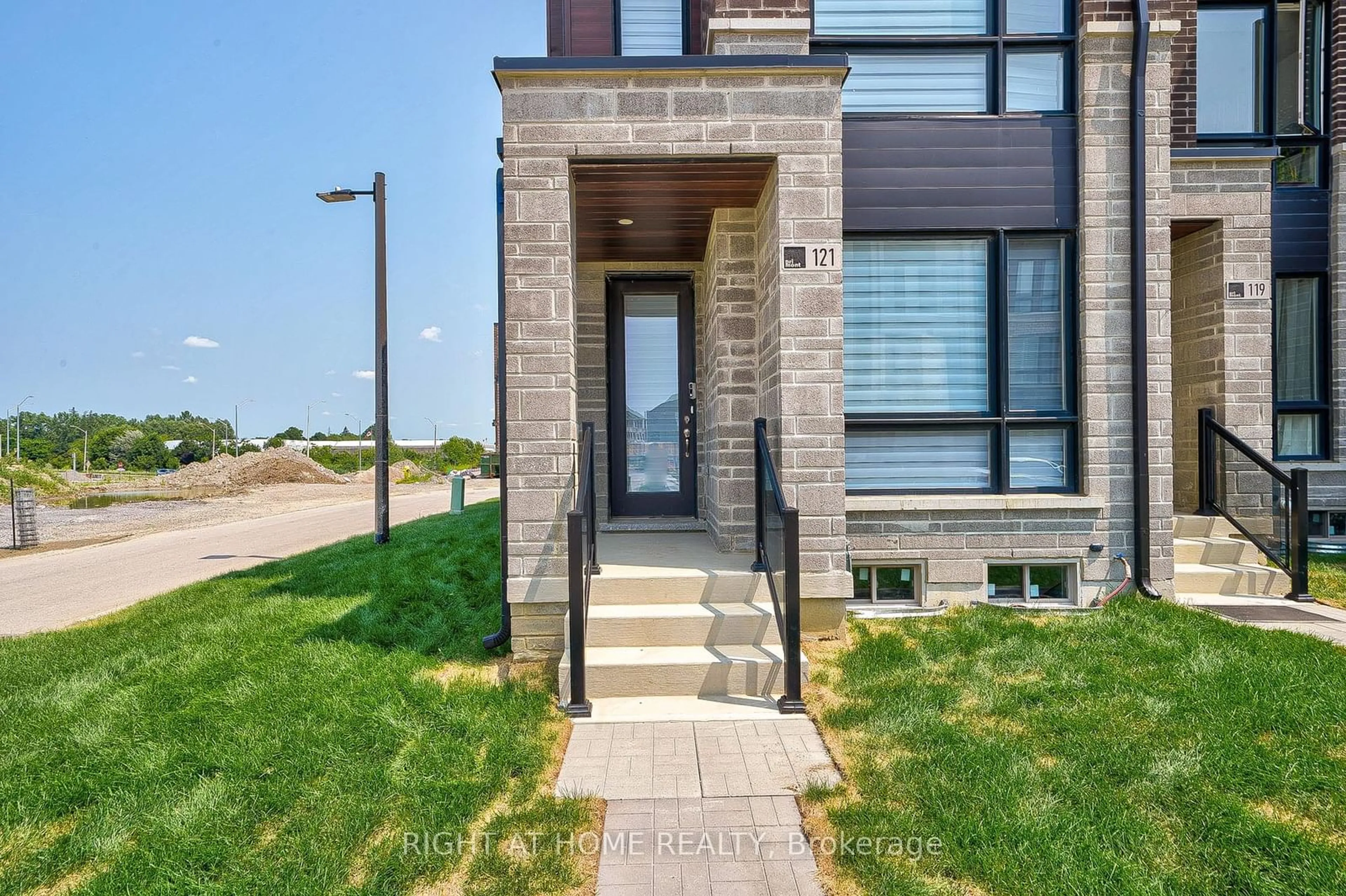 Home with brick exterior material for 121 Stauffer Cres, Markham Ontario L6B 1R1