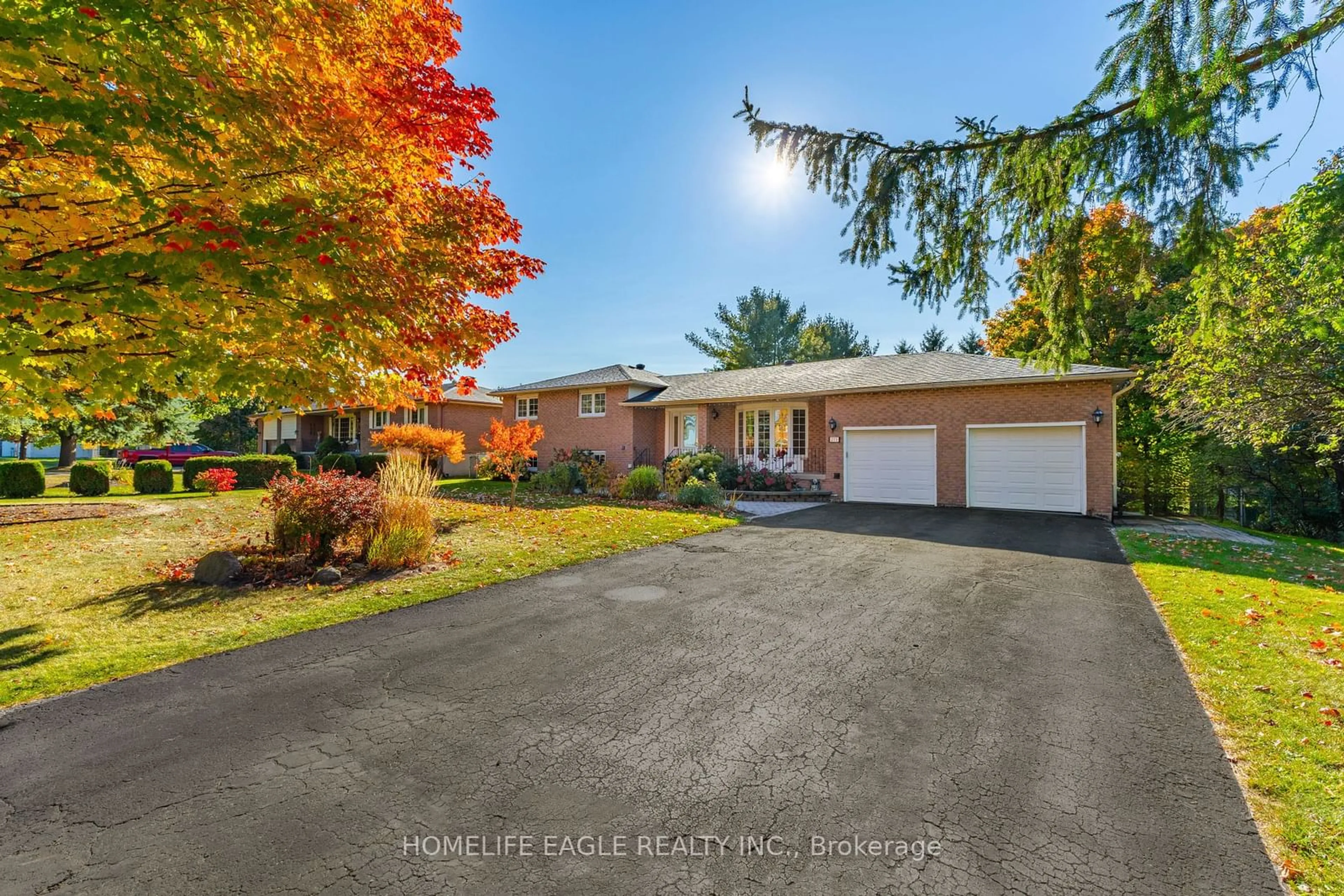 A pic from exterior of the house or condo, the street view for 215 Valley View Dr, Innisfil Ontario L0L 1K0