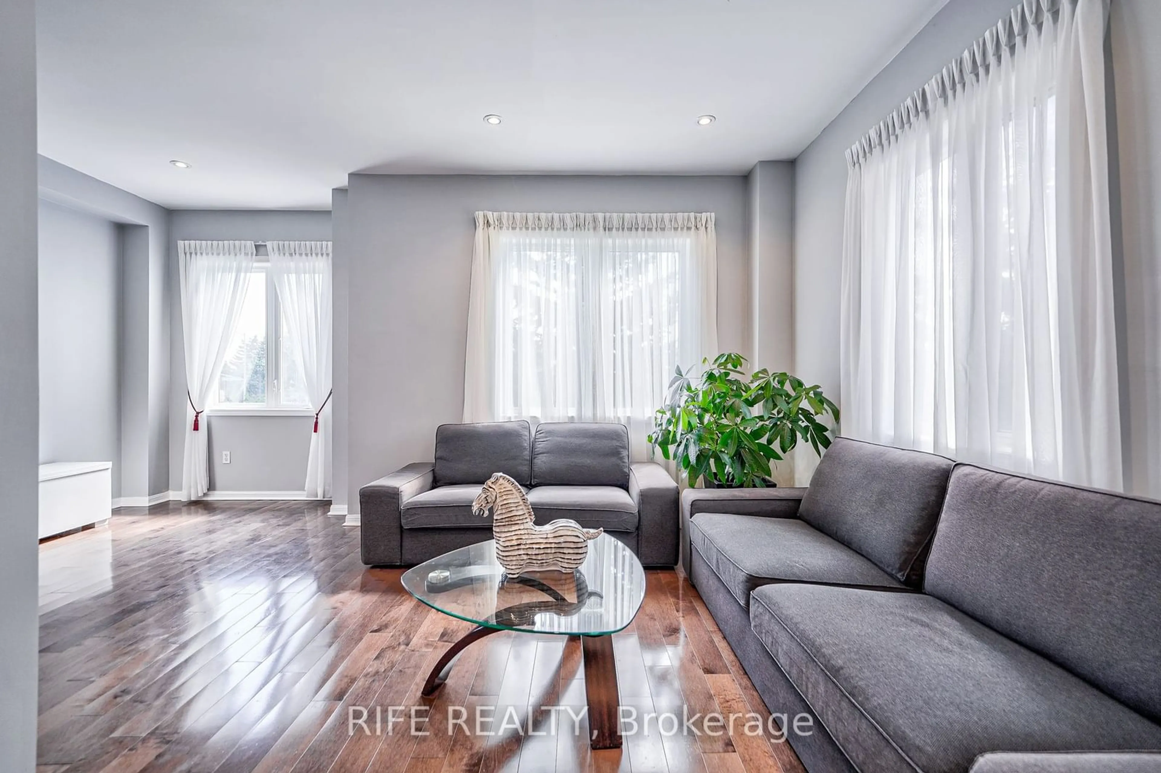 Living room, wood floors for 178 Town Centre Blvd, Markham Ontario L3R 5H9