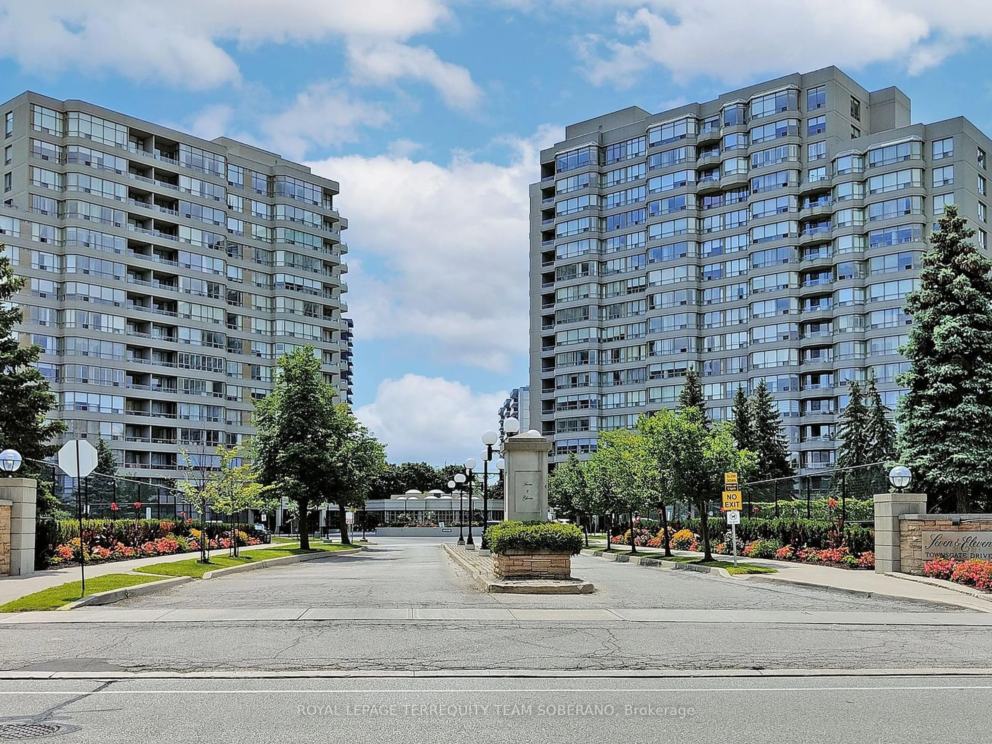 A pic from exterior of the house or condo, the street view for 7 Townsgate Dr #312, Vaughan Ontario L4J 7Z9