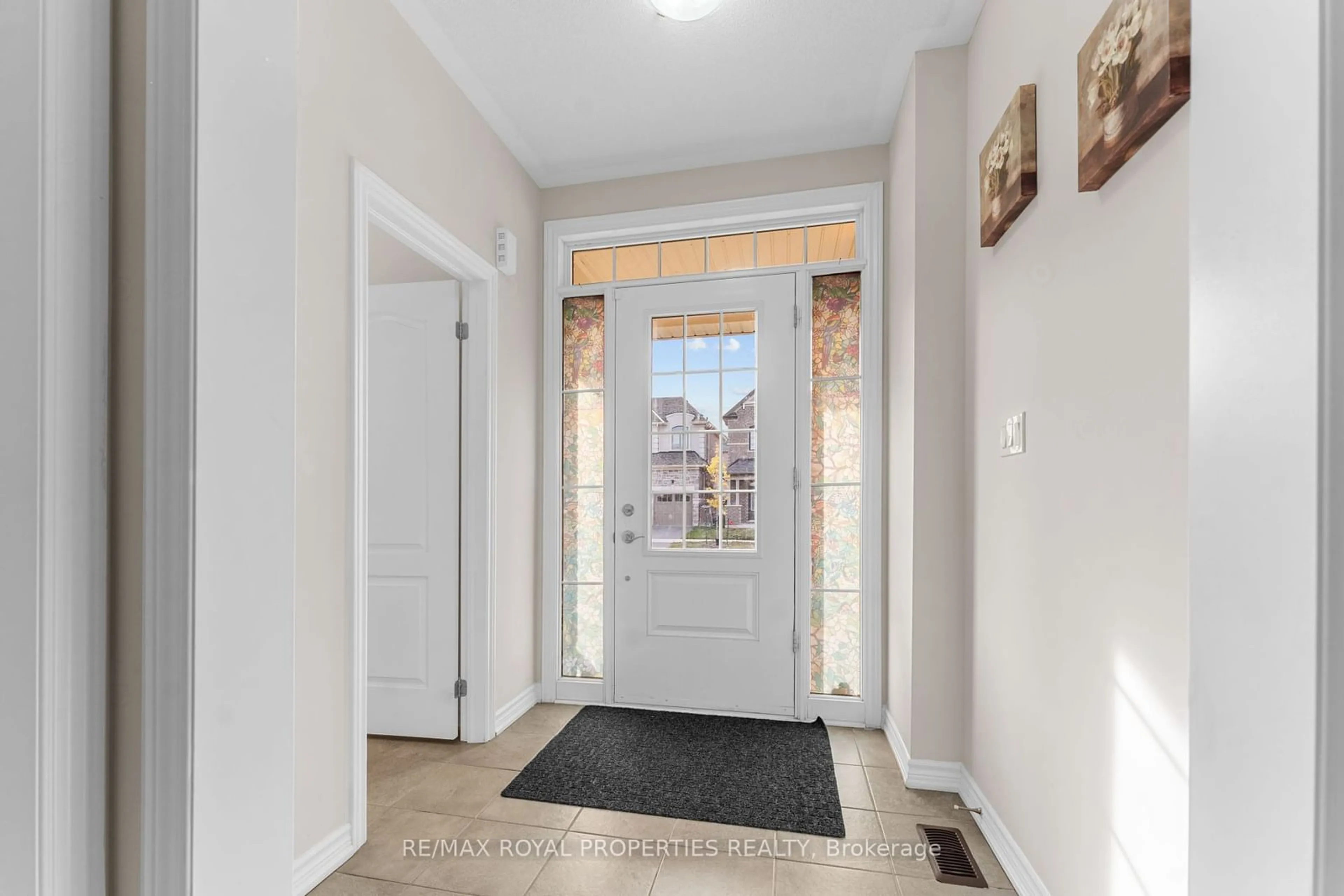 Indoor entryway, wood floors for 355 Danny Wheeler Blvd, Georgina Ontario L4P 3C8