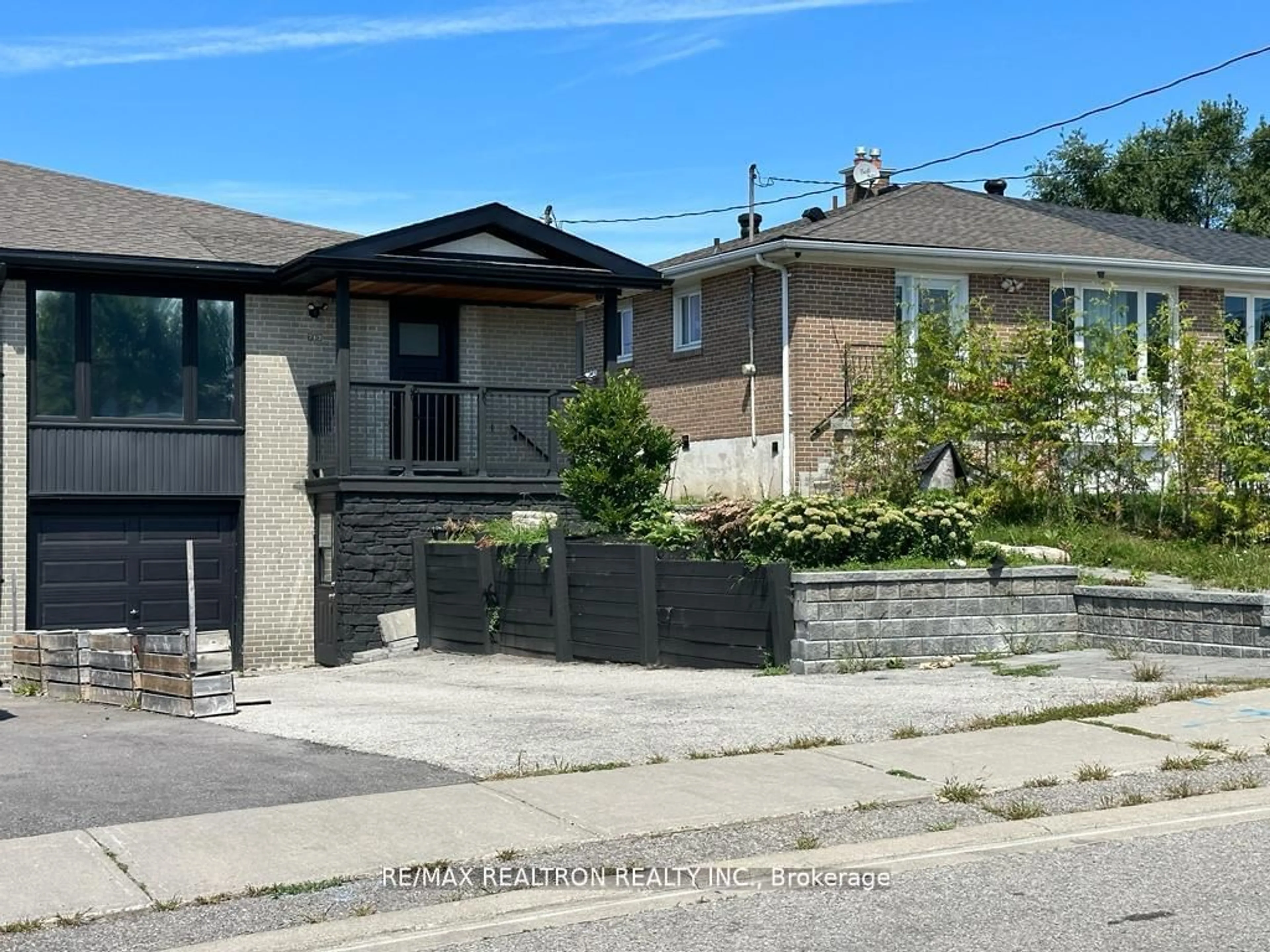 Frontside or backside of a home, the street view for 713 Sunnypoint Dr, Newmarket Ontario L3Y 2Z7