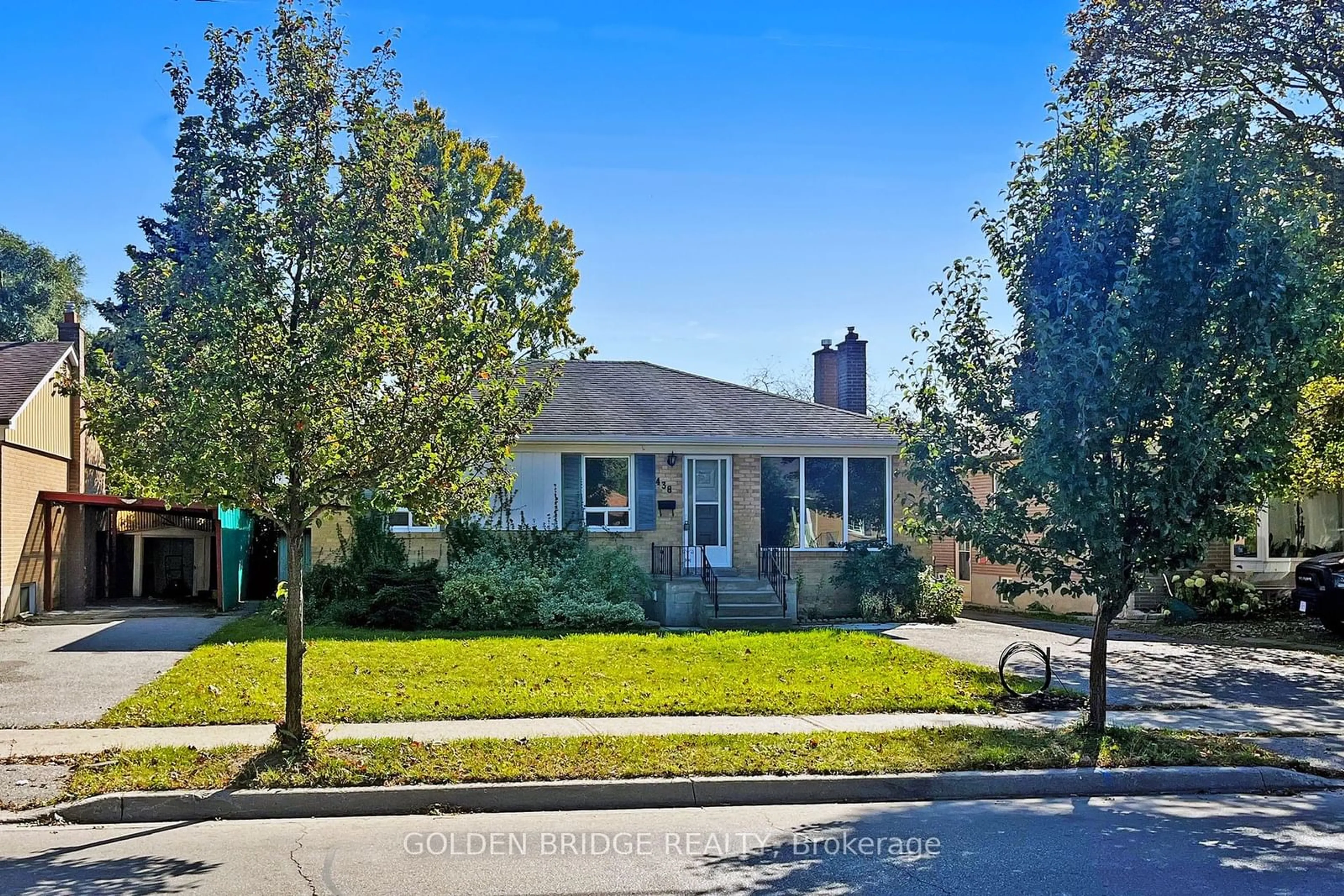 A pic from exterior of the house or condo, the street view for 438 Centre St, Richmond Hill Ontario L4C 1B7