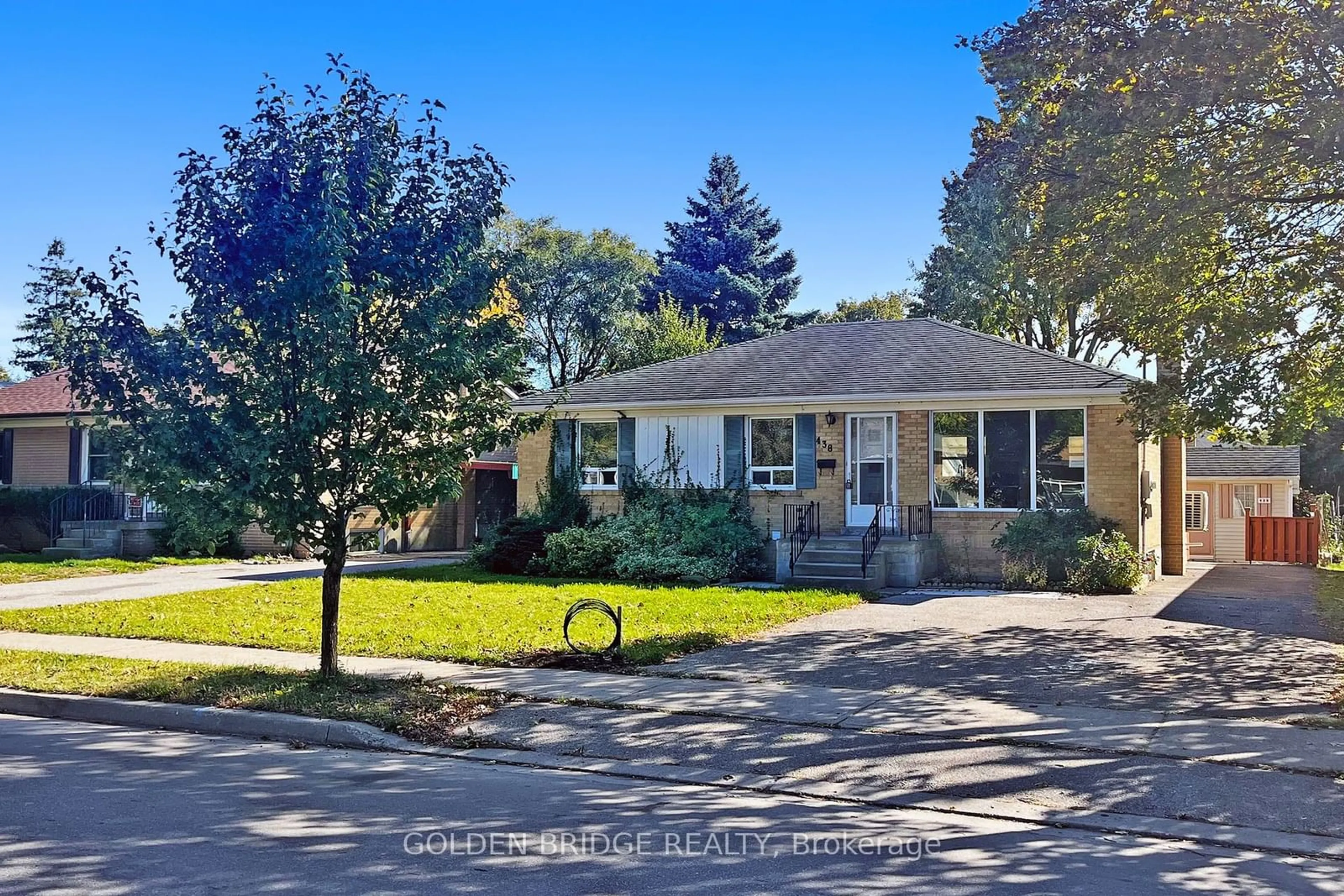 A pic from exterior of the house or condo, the street view for 438 Centre St, Richmond Hill Ontario L4C 1B7