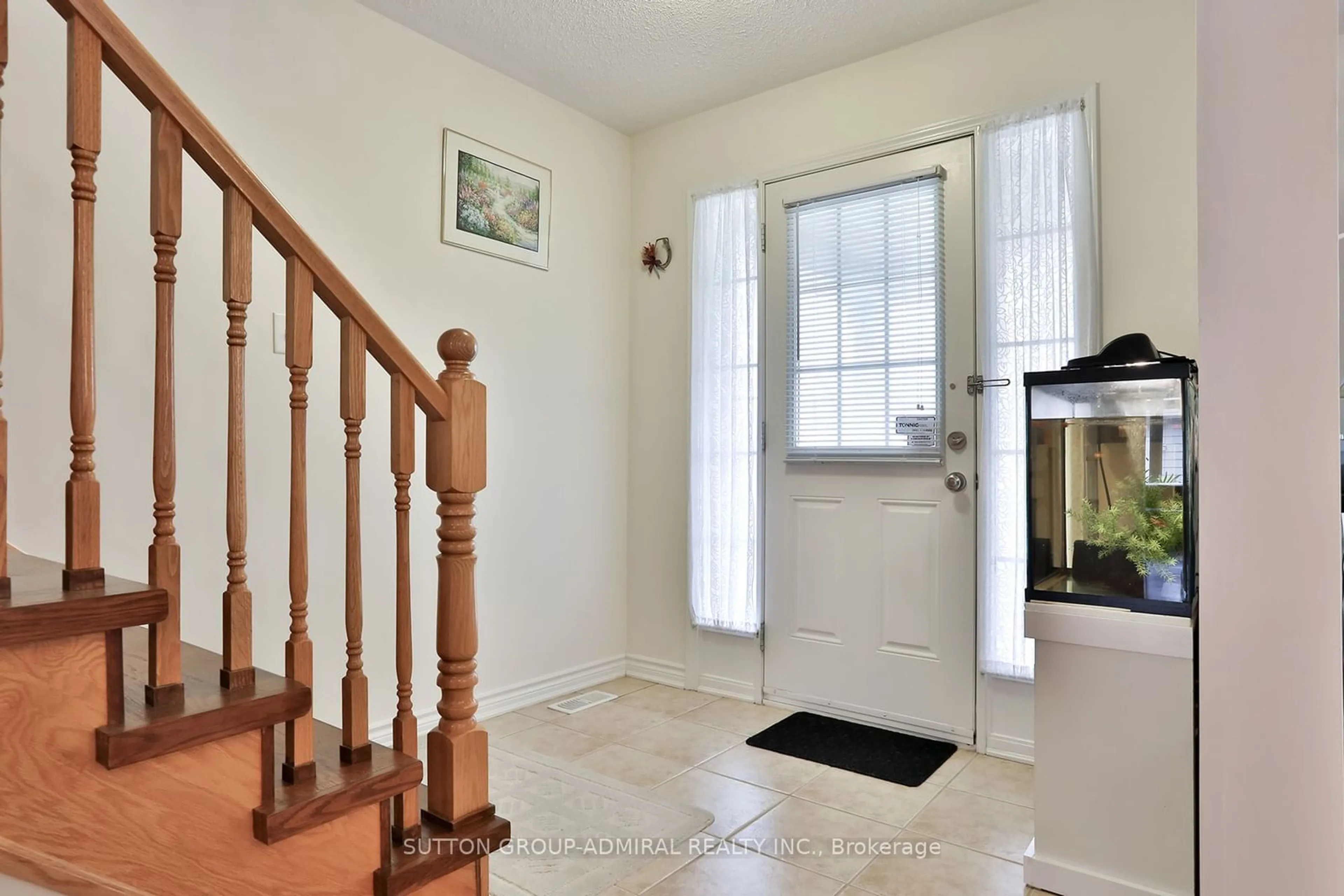 Indoor foyer, wood floors for 86 Gas Lamp Lane, Markham Ontario L6B 0H7