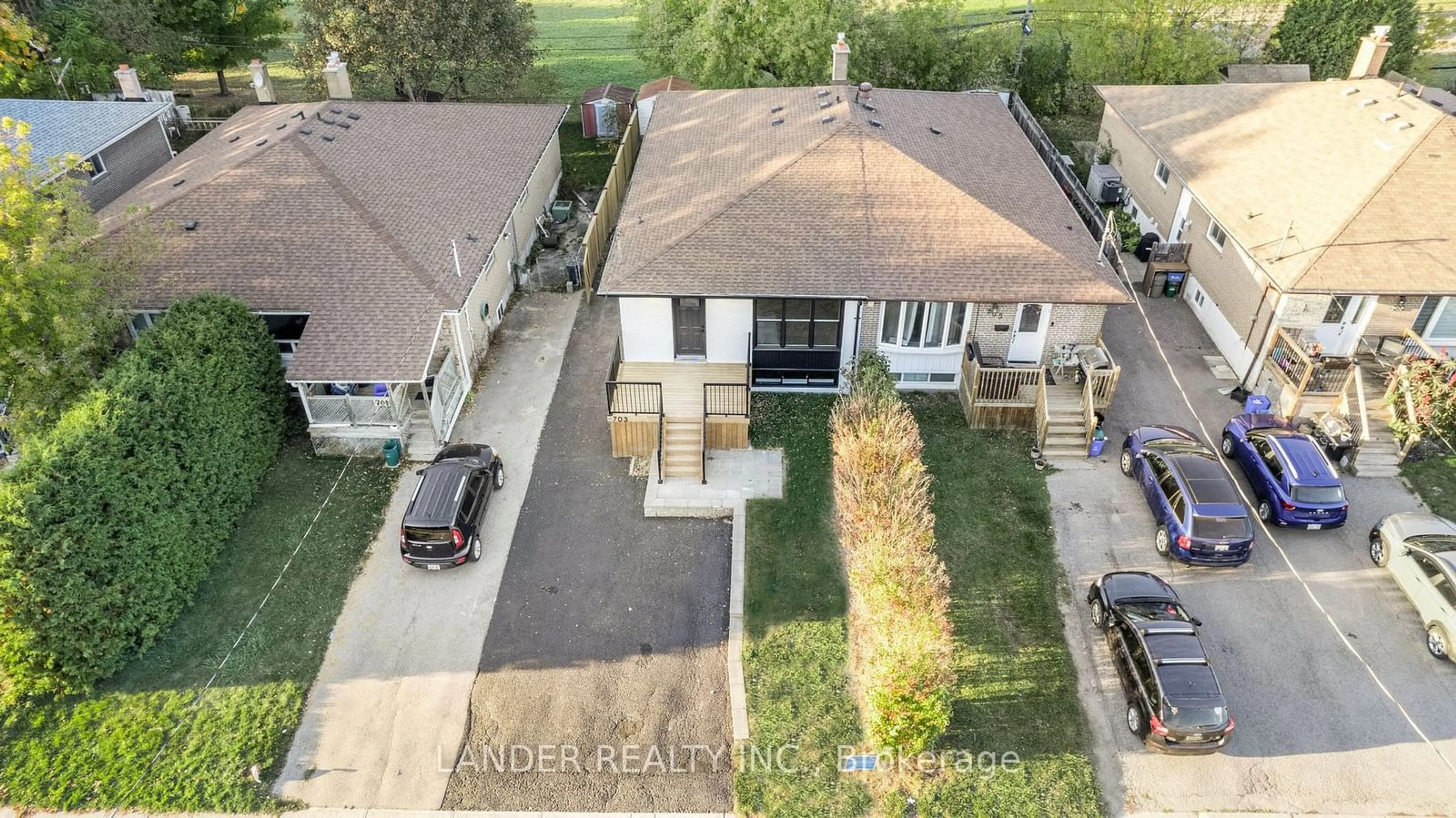 Frontside or backside of a home, the street view for 703 Sunnypoint Dr, Newmarket Ontario L3Y 2Z7