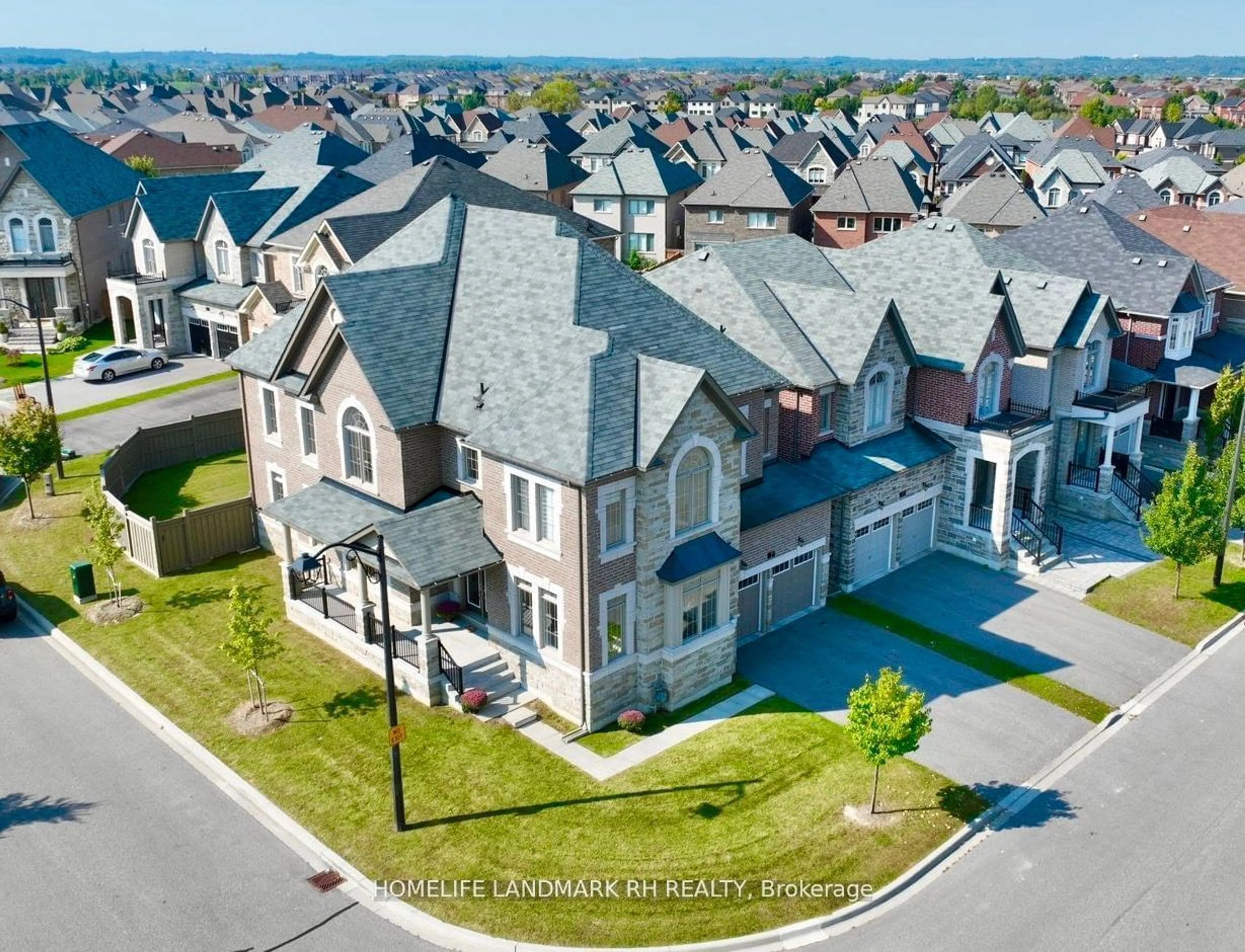 Frontside or backside of a home, the street view for 2 Proud Crt, Aurora Ontario L4G 0Z1