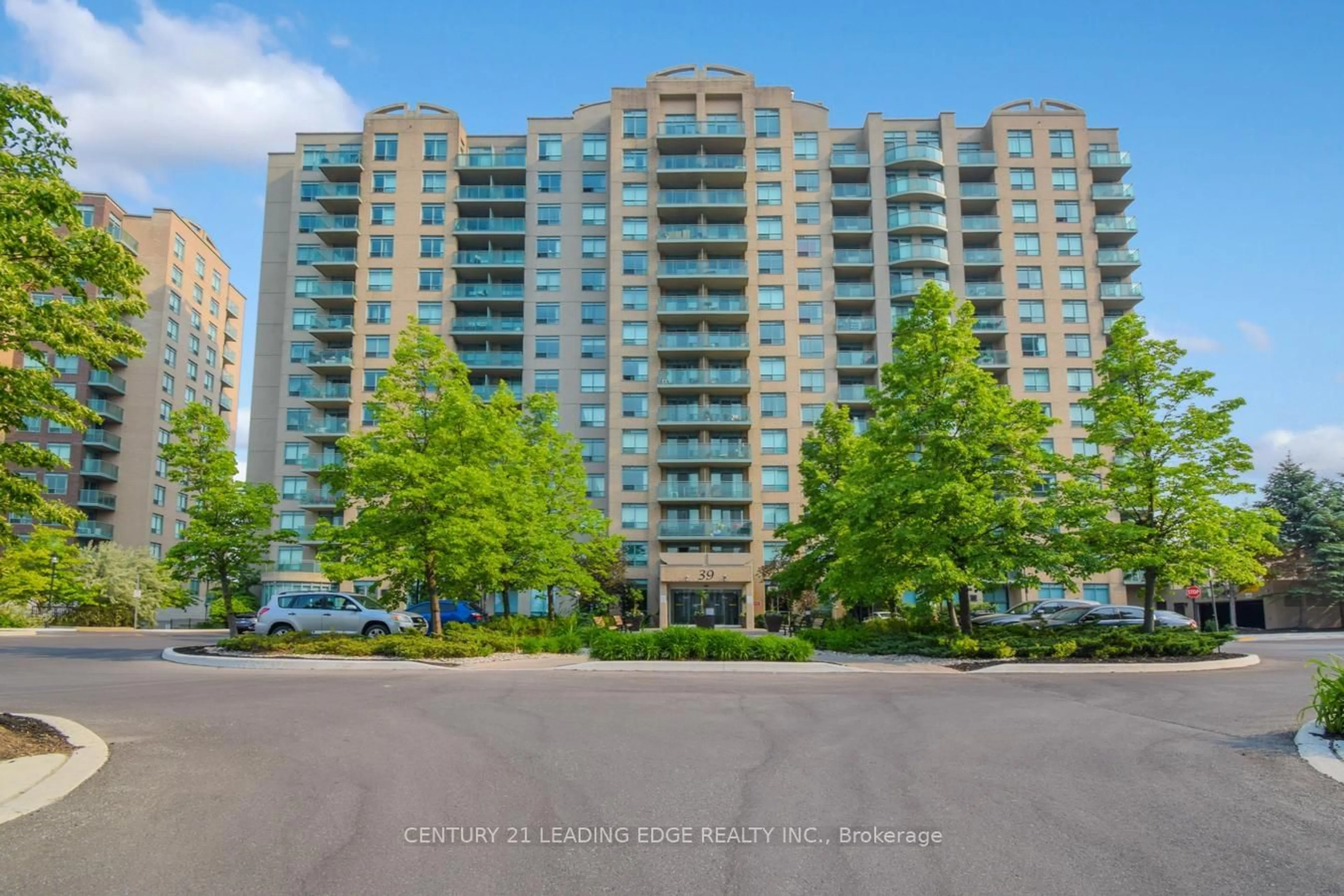 A pic from exterior of the house or condo, the front or back of building for 39 Oneida Cres #LPH19, Richmond Hill Ontario L4B 4T9