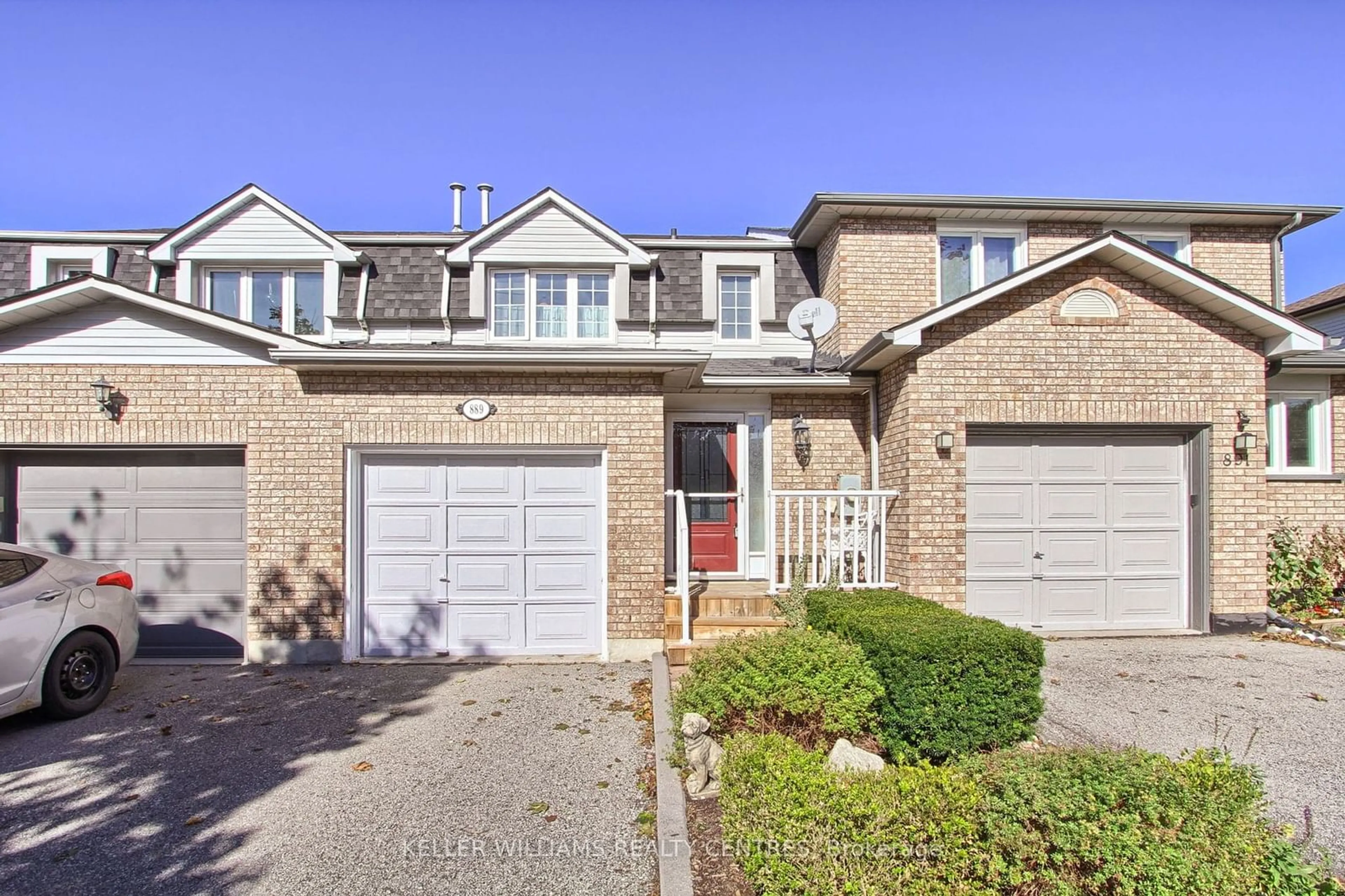 A pic from exterior of the house or condo, cottage for 889 Clancey Cres, Newmarket Ontario L3Y 8H1