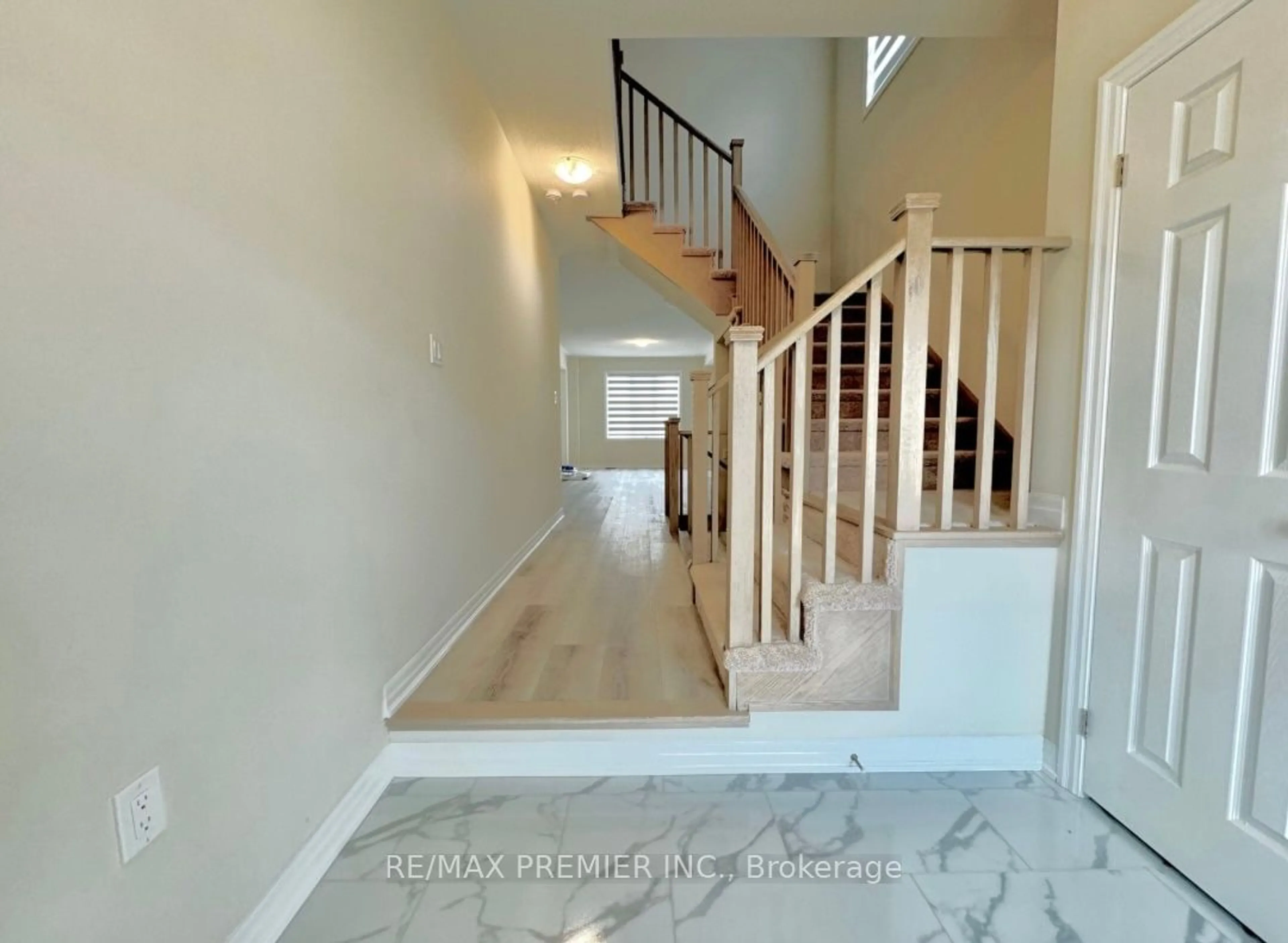 Indoor entryway, wood floors for 4 Ken Davie Gate, Georgina Ontario L4P 0J5