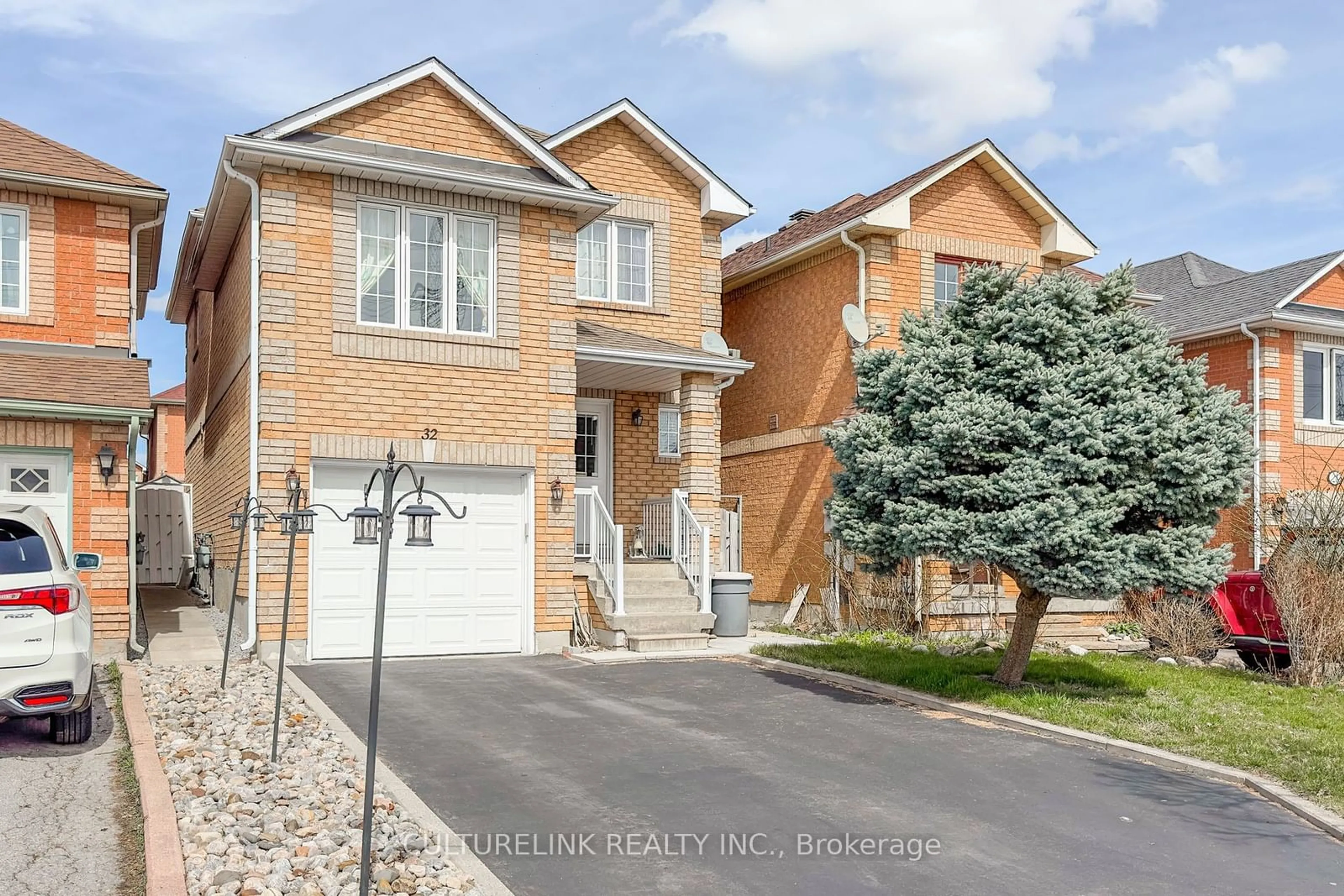 A pic from exterior of the house or condo, the street view for 32 Clandfield St, Markham Ontario L3S 4G5