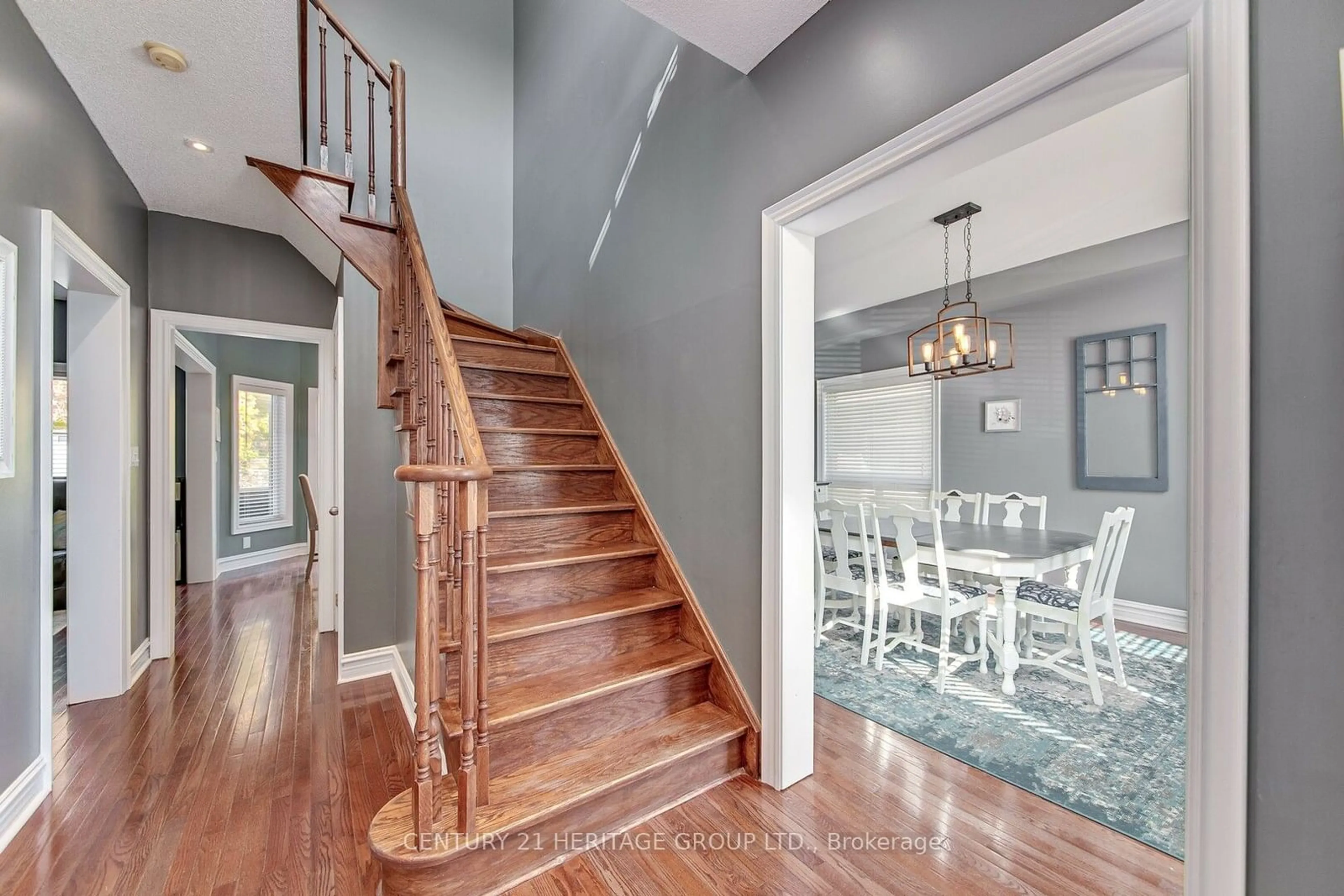 Indoor entryway, wood floors for 1953 Romina Crt, Innisfil Ontario L9S 4Y1