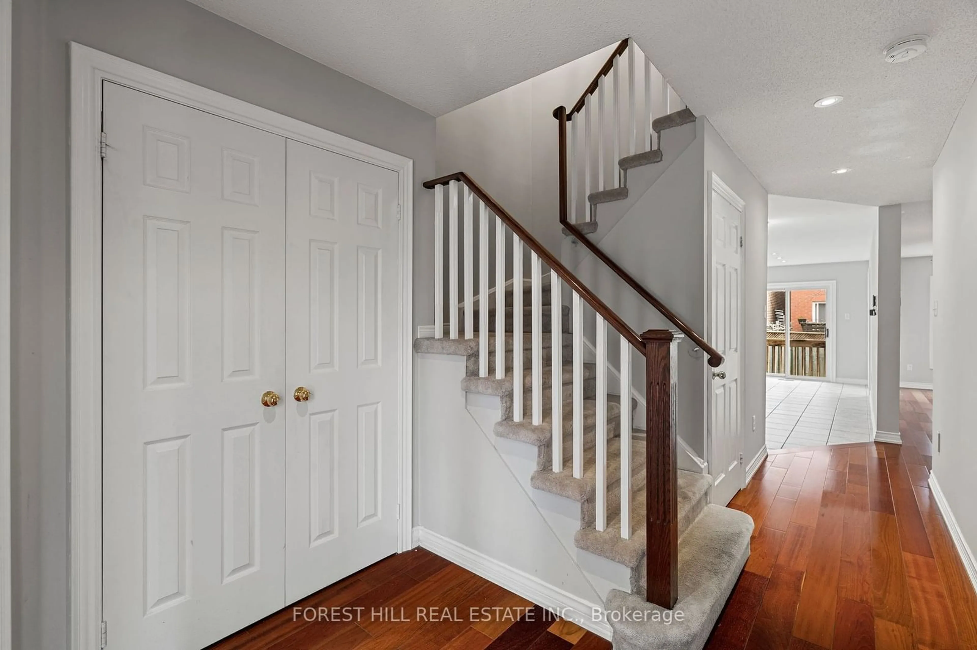 Indoor entryway, wood floors for 35 Timberview Dr, Vaughan Ontario L4J 8M2