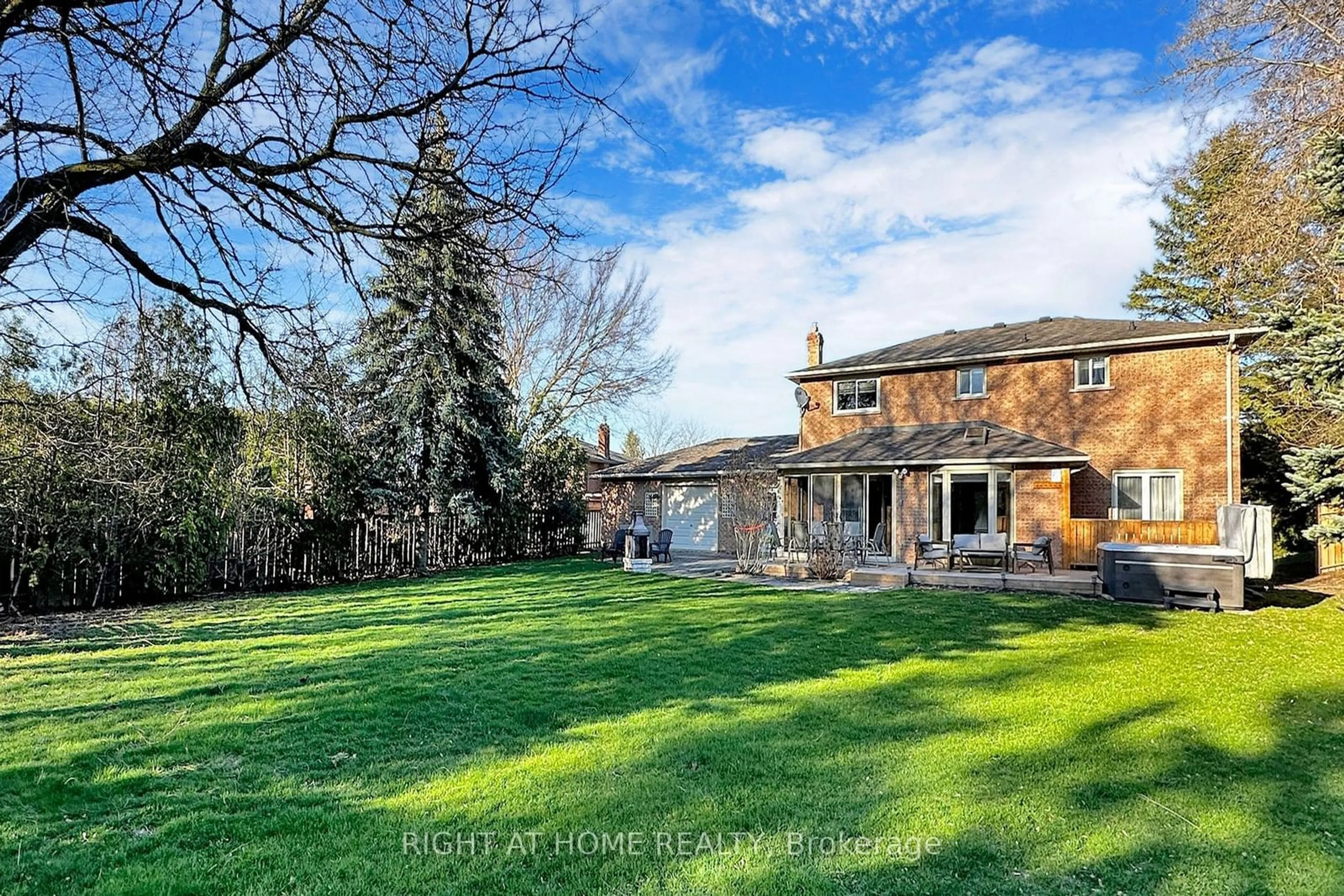 Frontside or backside of a home, cottage for 74 Samuel Lount Rd, East Gwillimbury Ontario L9N 1G5