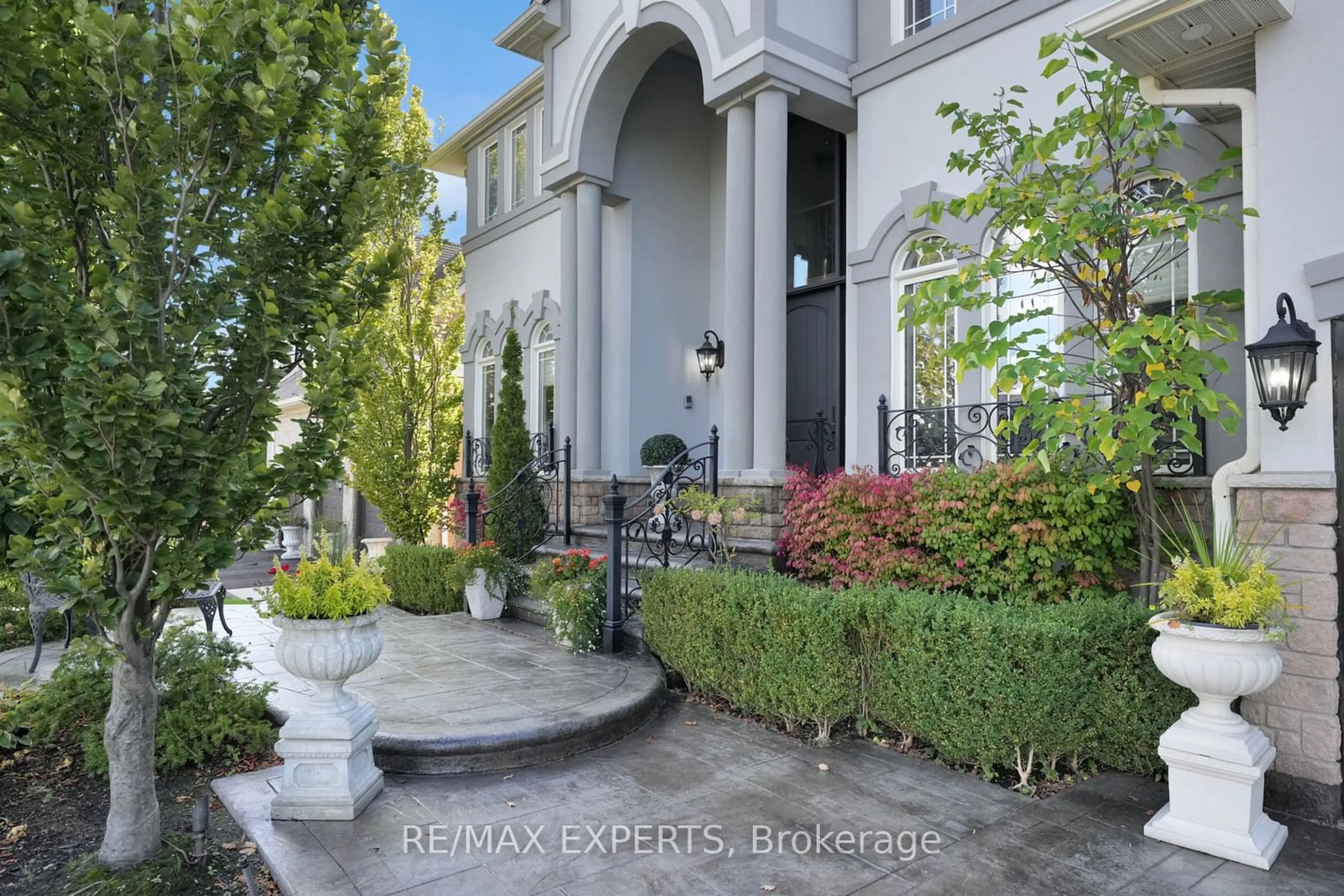 Indoor entryway, ceramic floors for 91 Hunterwood Chse, Vaughan Ontario L6A 3S1