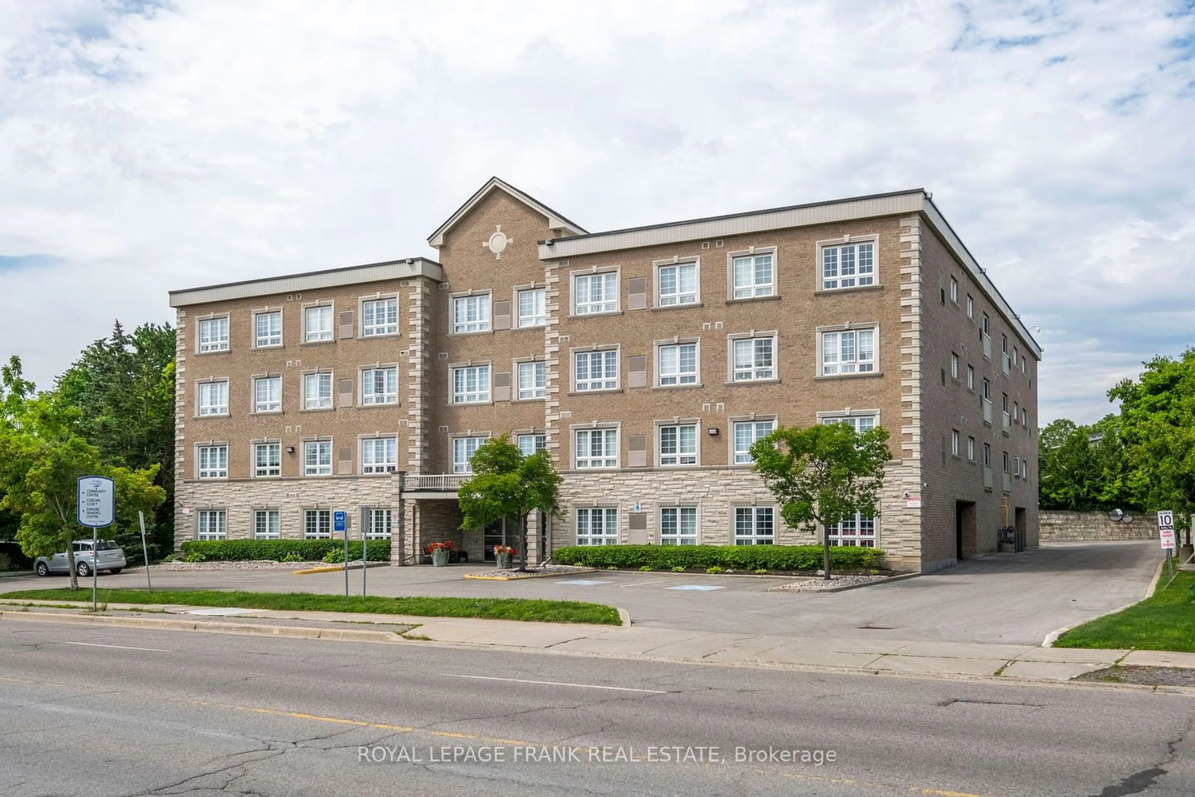 A pic from exterior of the house or condo, the front or back of building for 112 Simcoe Rd #303, Bradford West Gwillimbury Ontario L3Z 1Y2