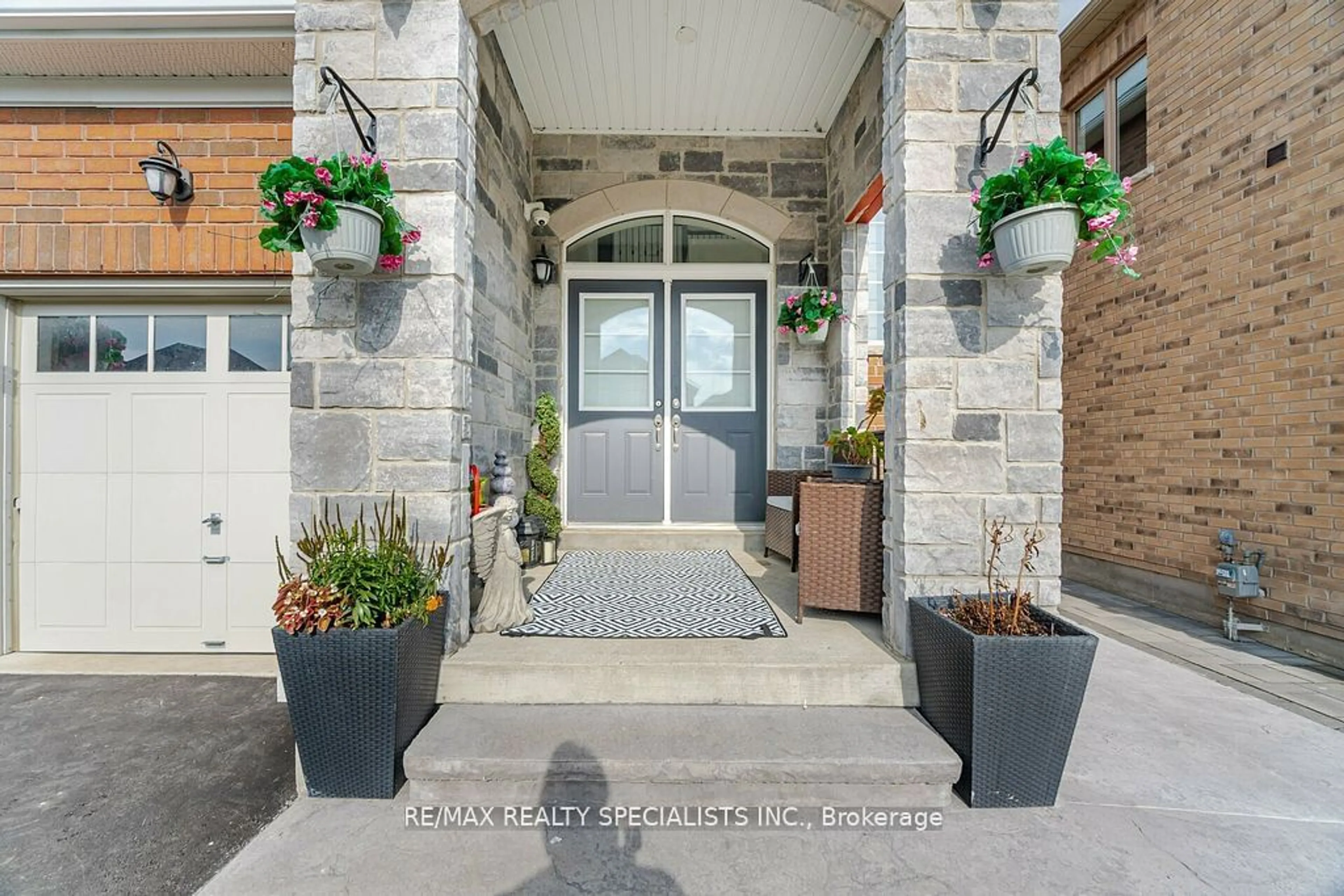 Indoor entryway, ceramic floors for 31 Tay Blvd, Bradford West Gwillimbury Ontario L3Z 2A6