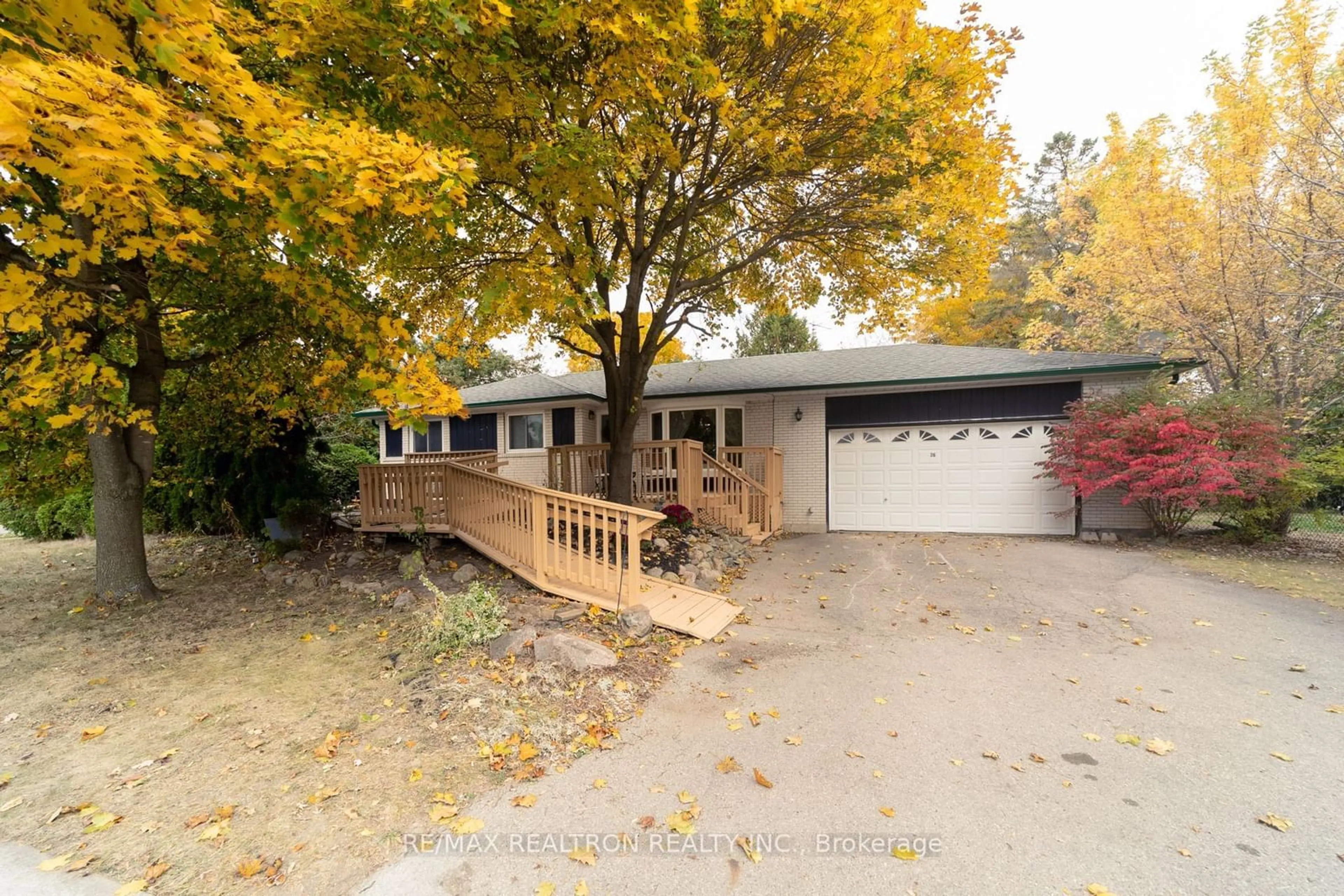 A pic from exterior of the house or condo, the fenced backyard for 26 Dunham Cres, Aurora Ontario L4G 2V4