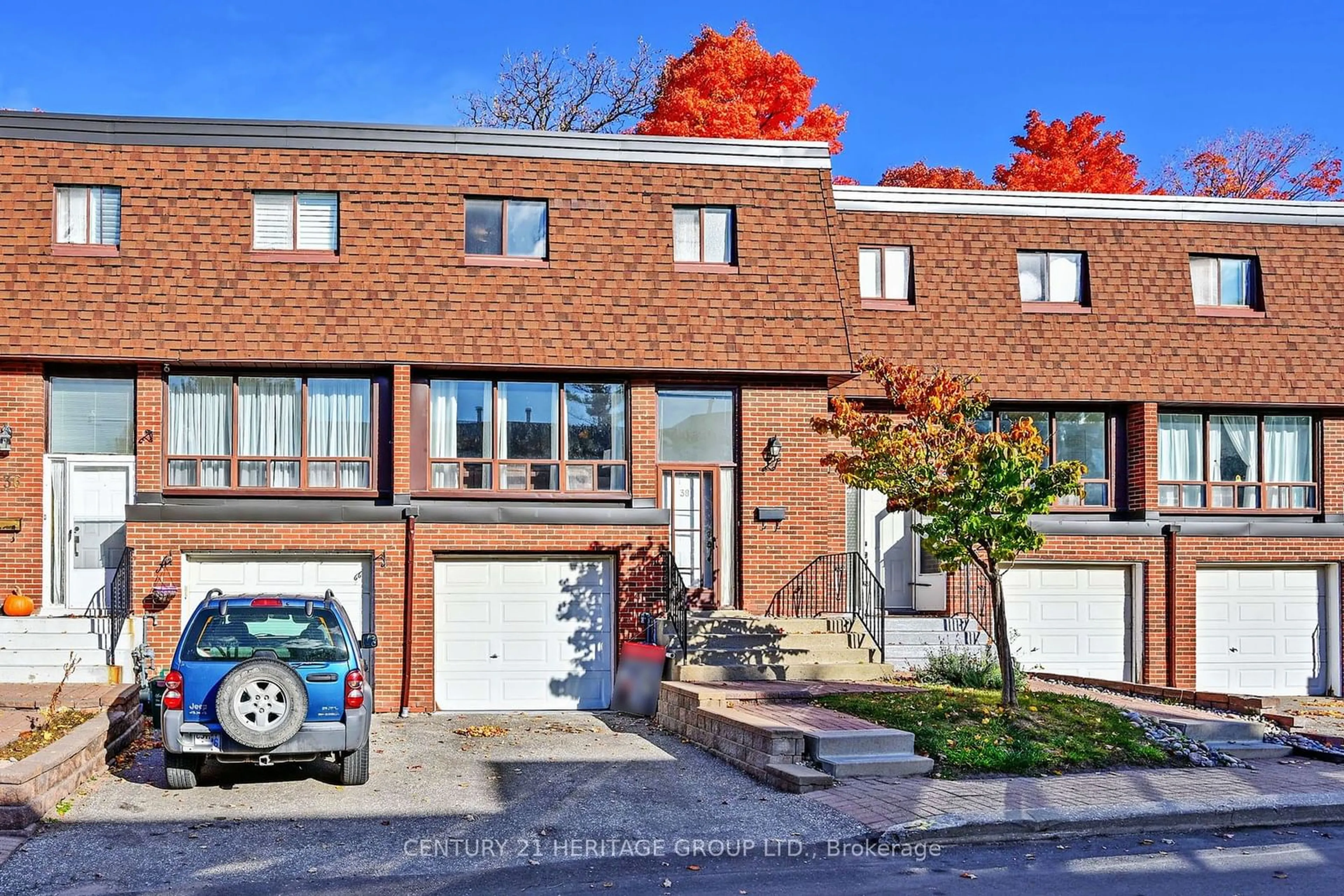 A pic from exterior of the house or condo, the street view for 38 Stately Way, Markham Ontario L3T 3Z8