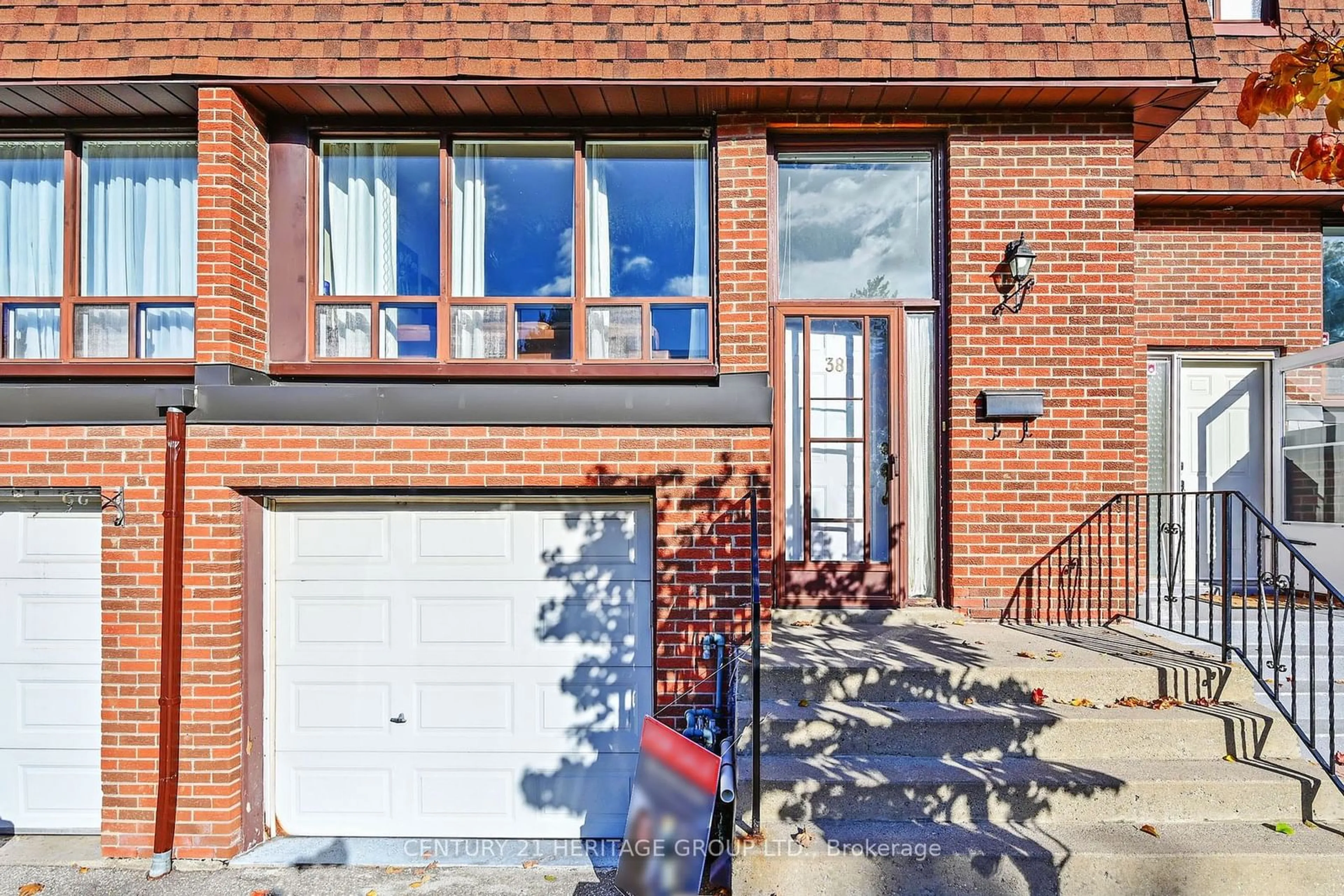 A pic from exterior of the house or condo, the street view for 38 Stately Way, Markham Ontario L3T 3Z8