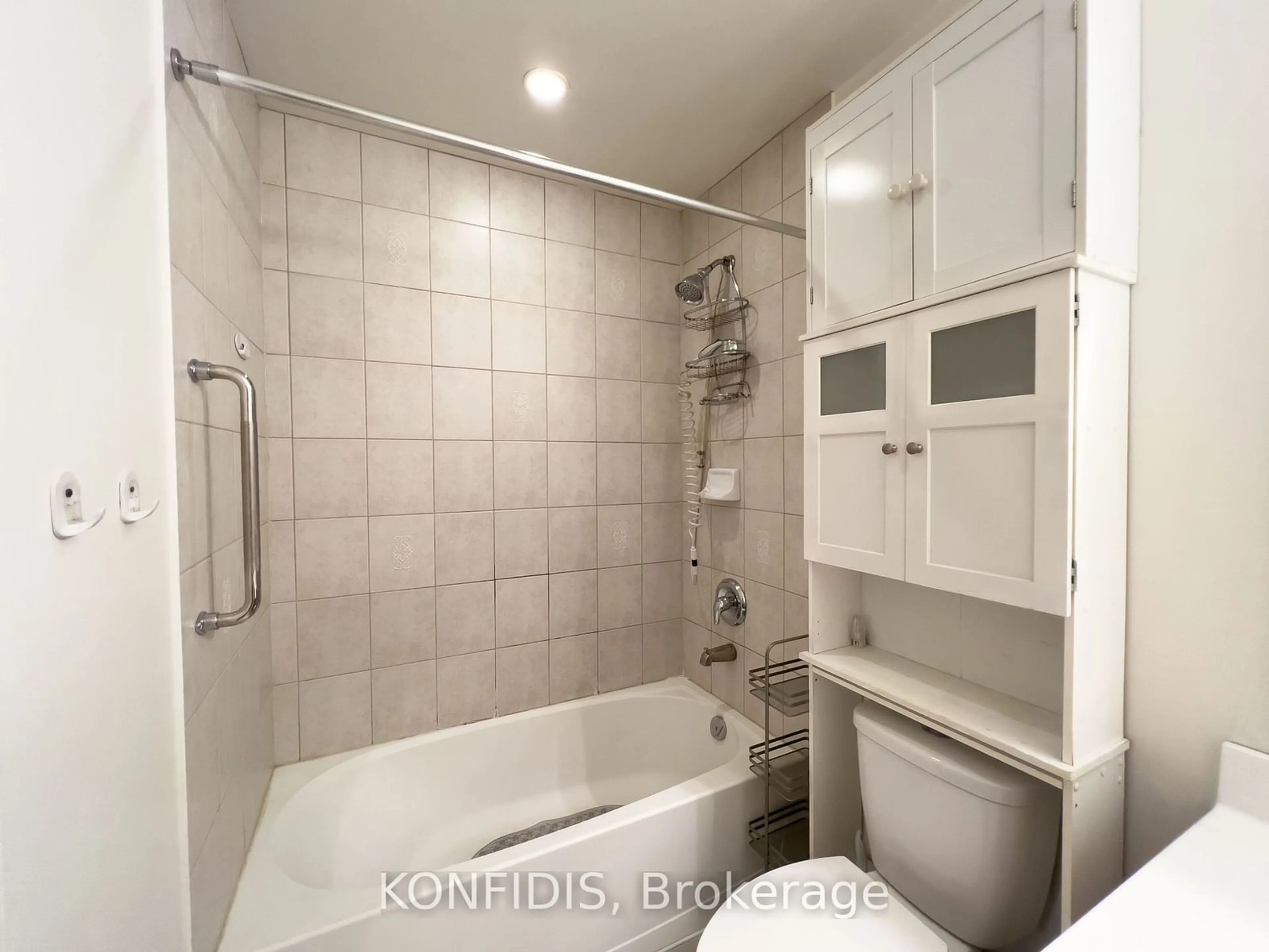 Bathroom for 8 Maison Parc Crt #702, Vaughan Ontario L4J 9K5