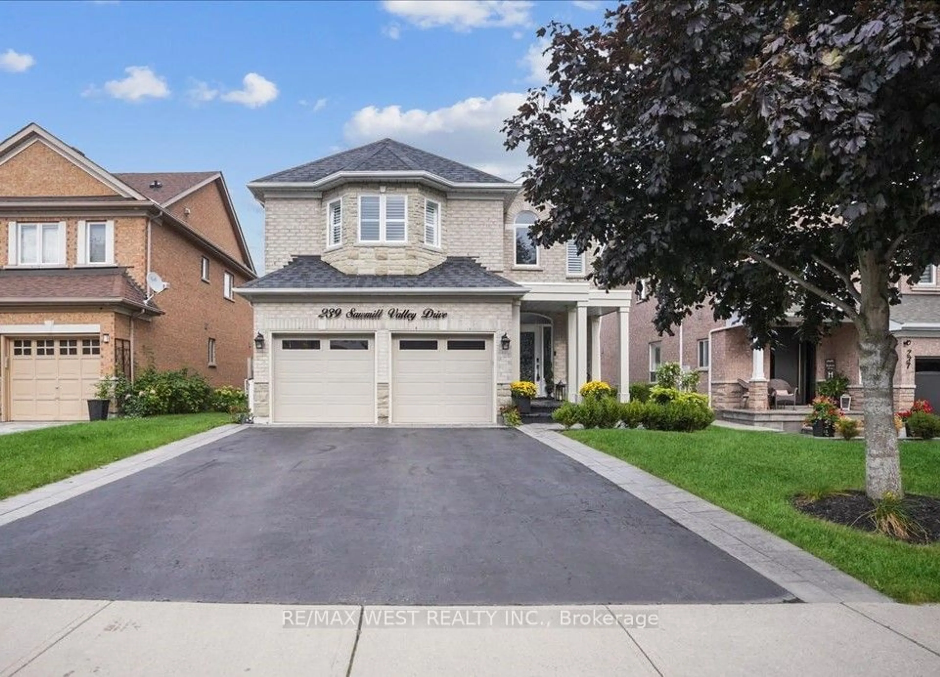 Frontside or backside of a home, the street view for 239 Sawmill Valley Dr, Newmarket Ontario L3X 2W4