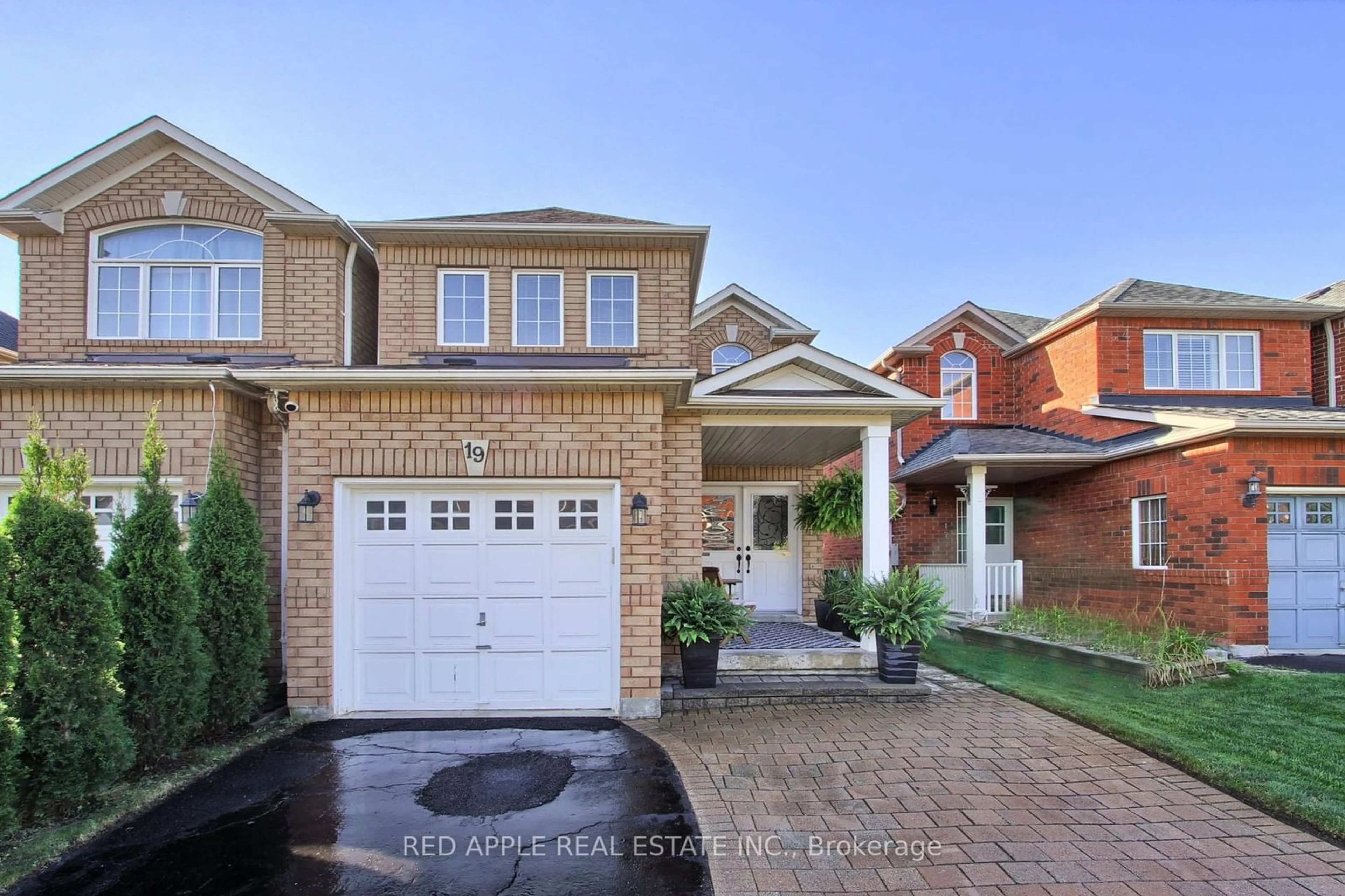 Home with brick exterior material for 19 Long Point Dr, Richmond Hill Ontario L4E 3W9