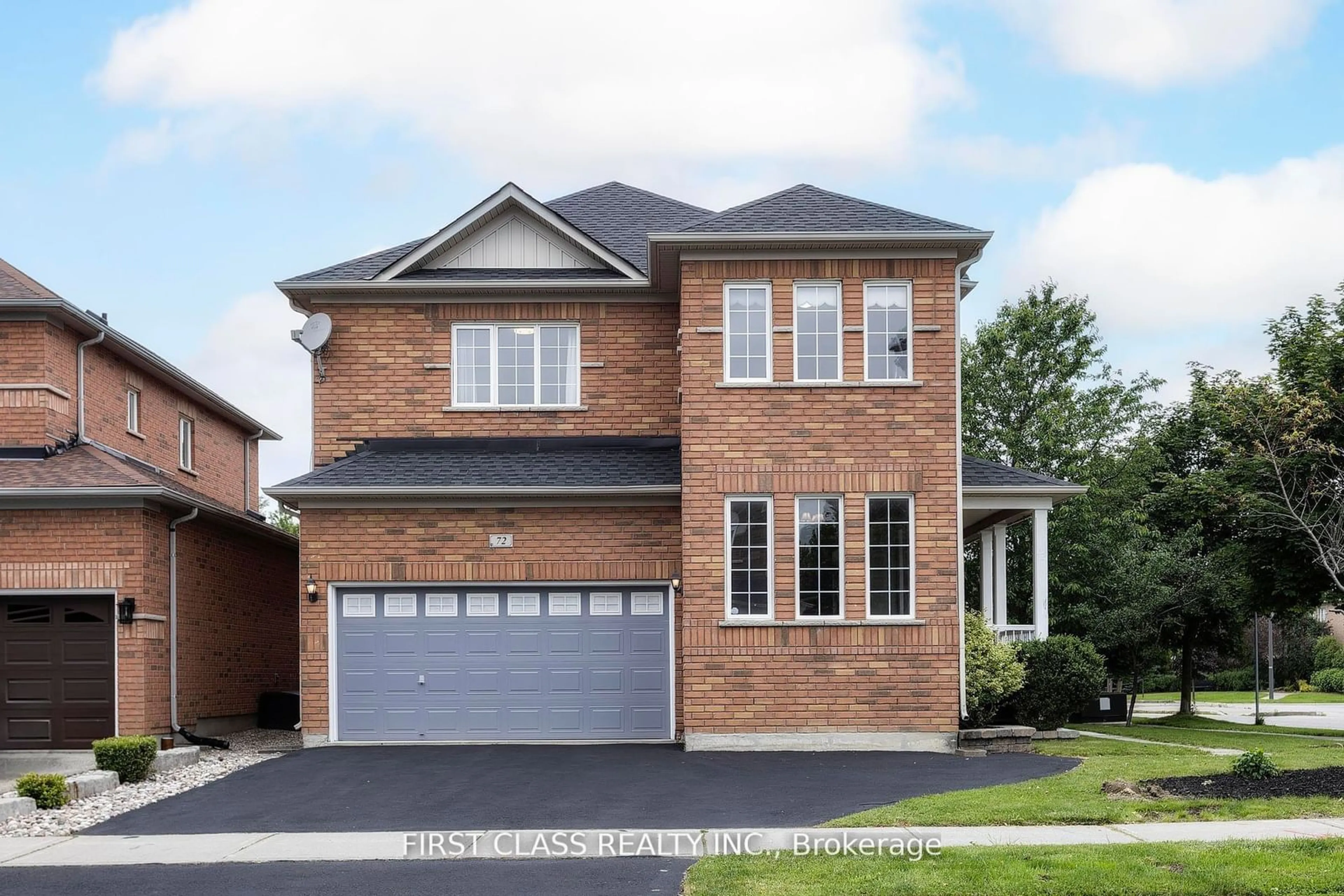 Home with brick exterior material for 72 Perivale Gdns, Aurora Ontario L4G 7P8