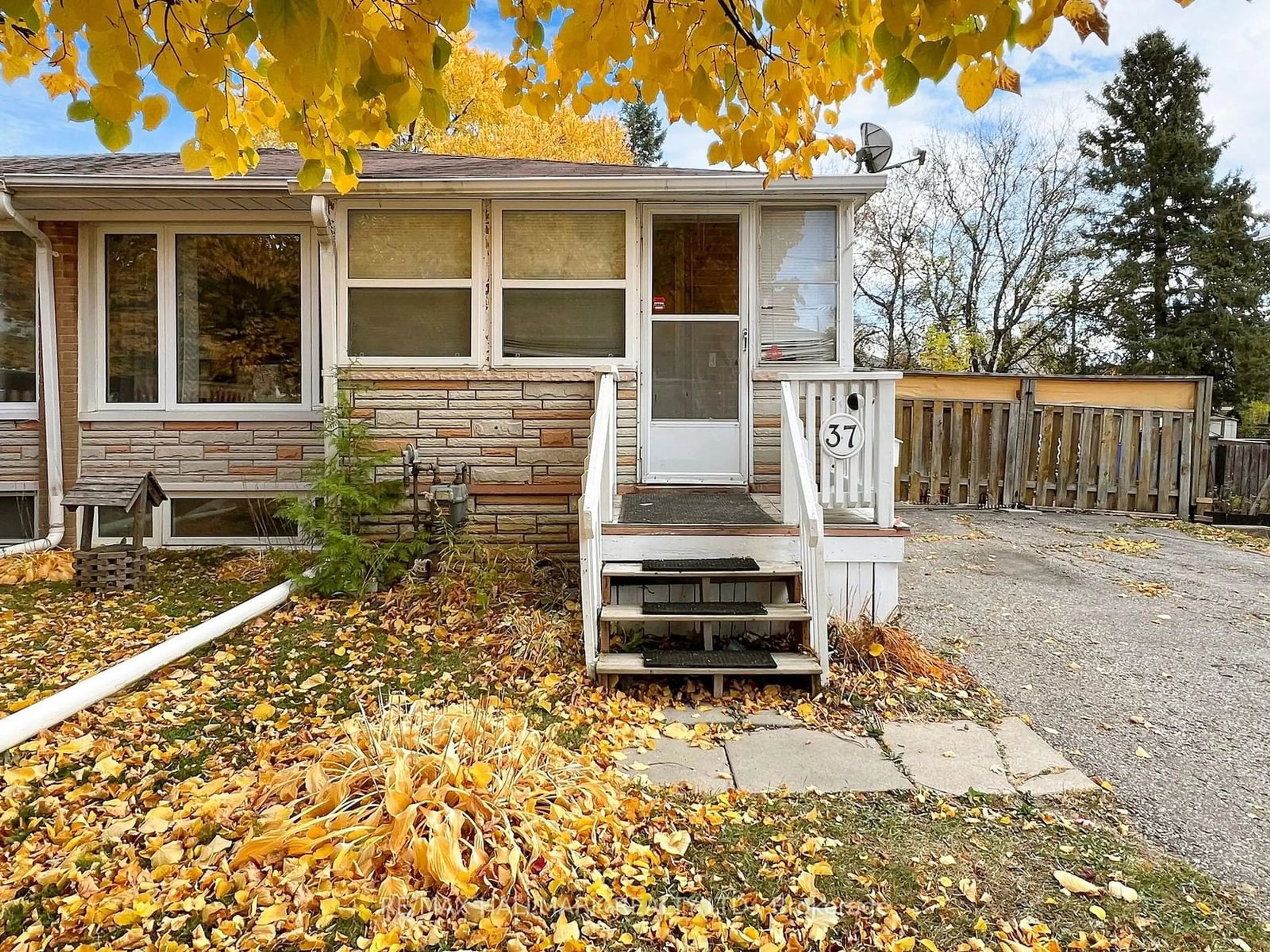 A pic from exterior of the house or condo, cottage for 37 Lindsay Ave, Newmarket Ontario L3Y 4N7