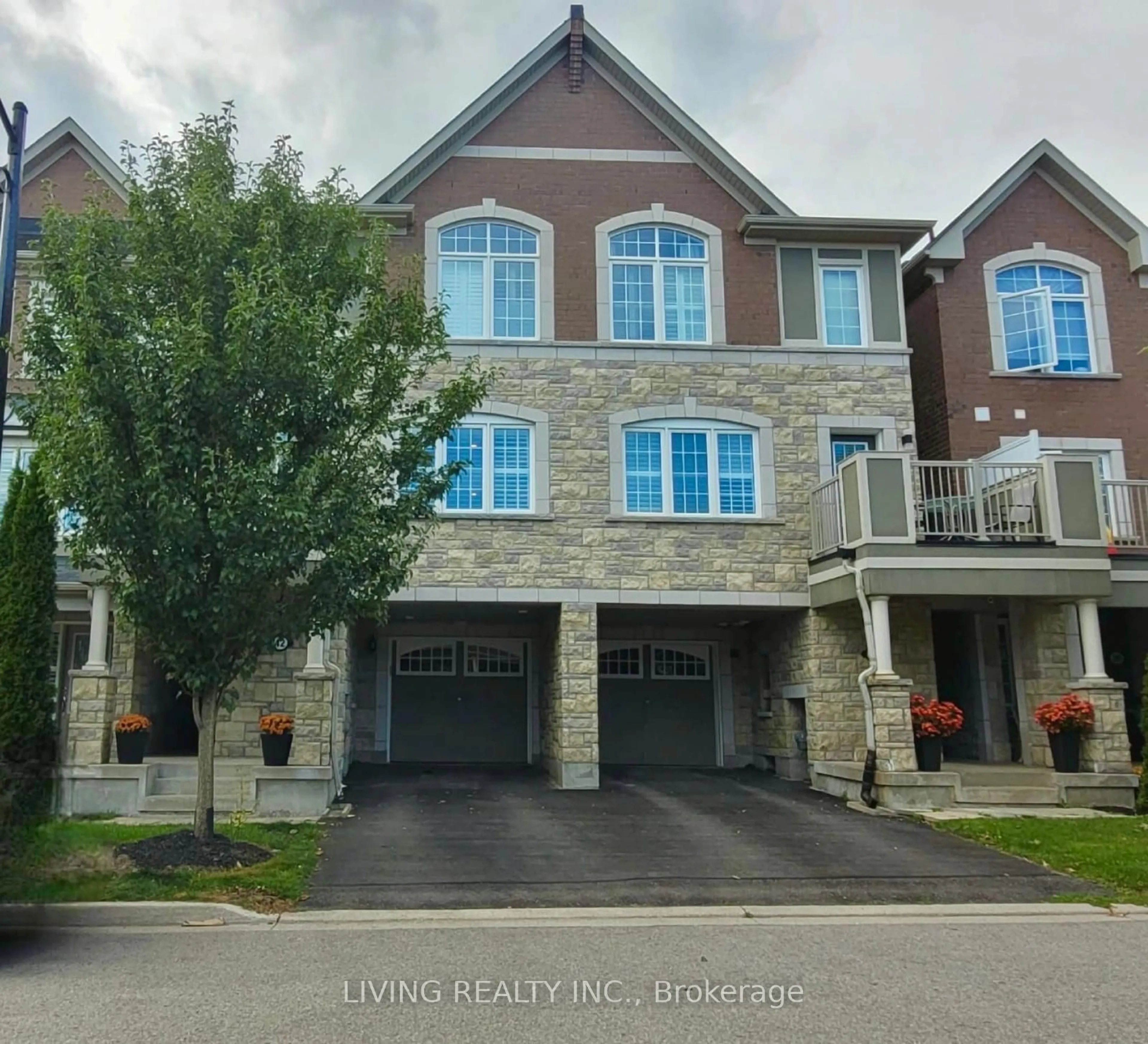 A pic from exterior of the house or condo, cottage for 42 Stocks Lane, Aurora Ontario L4G 0Y3