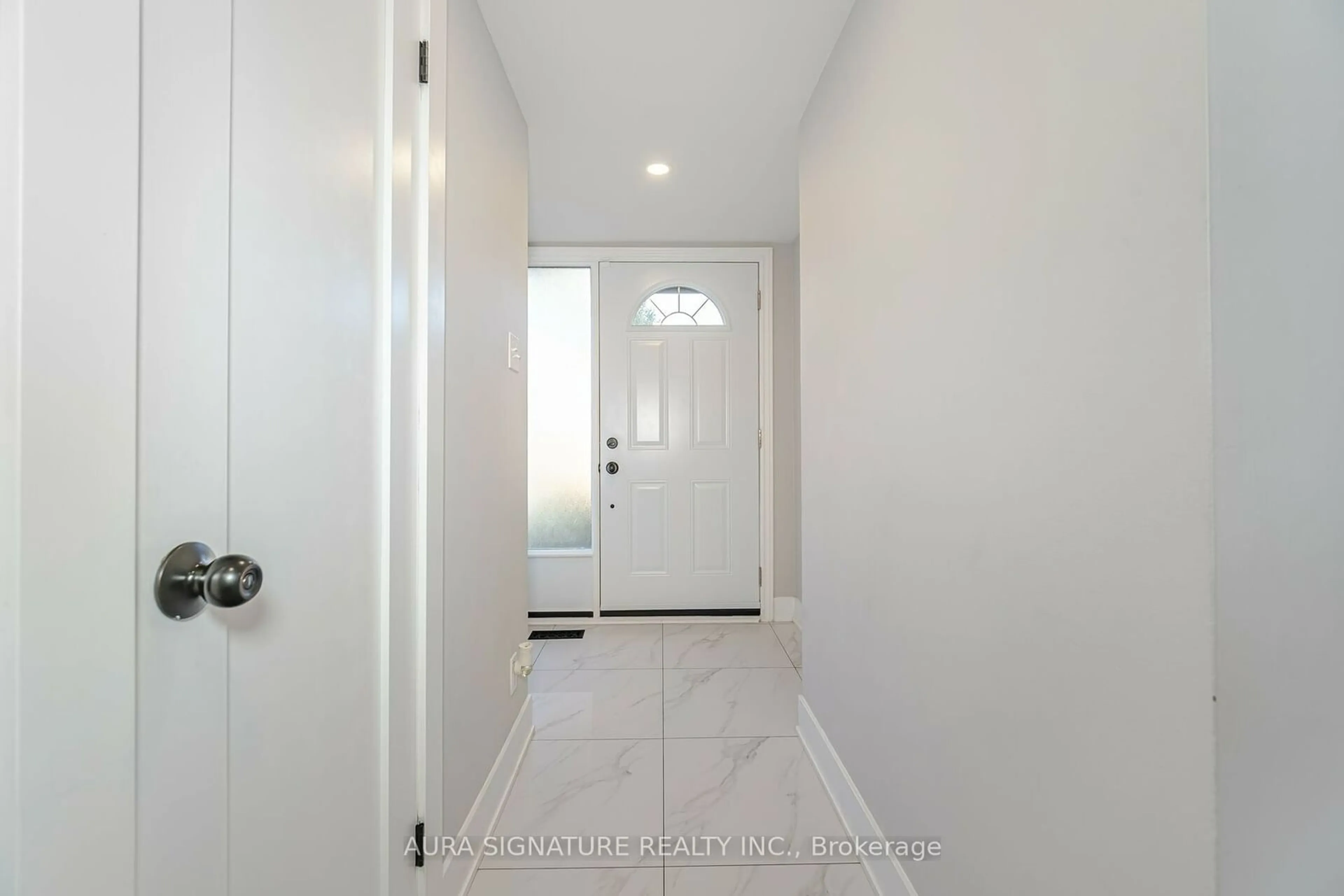 Indoor entryway, wood floors for 88 Rainbow Dr #26, Vaughan Ontario L4L 2K5