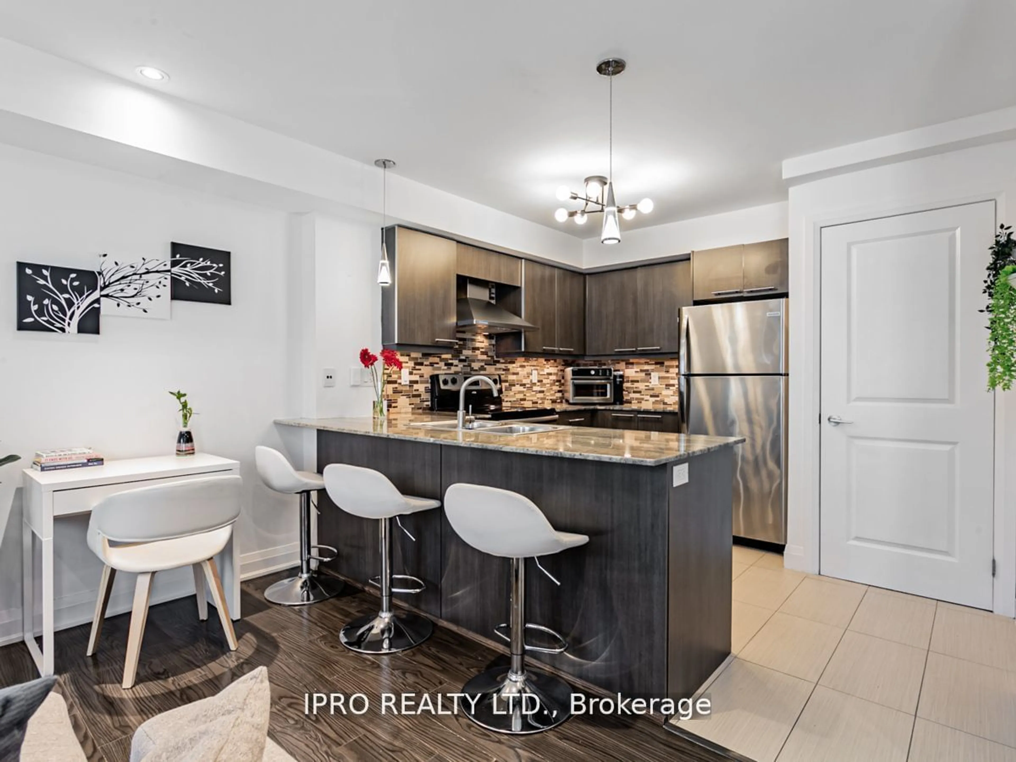 Open concept kitchen for 326 John St #143, Markham Ontario L3T 0B1