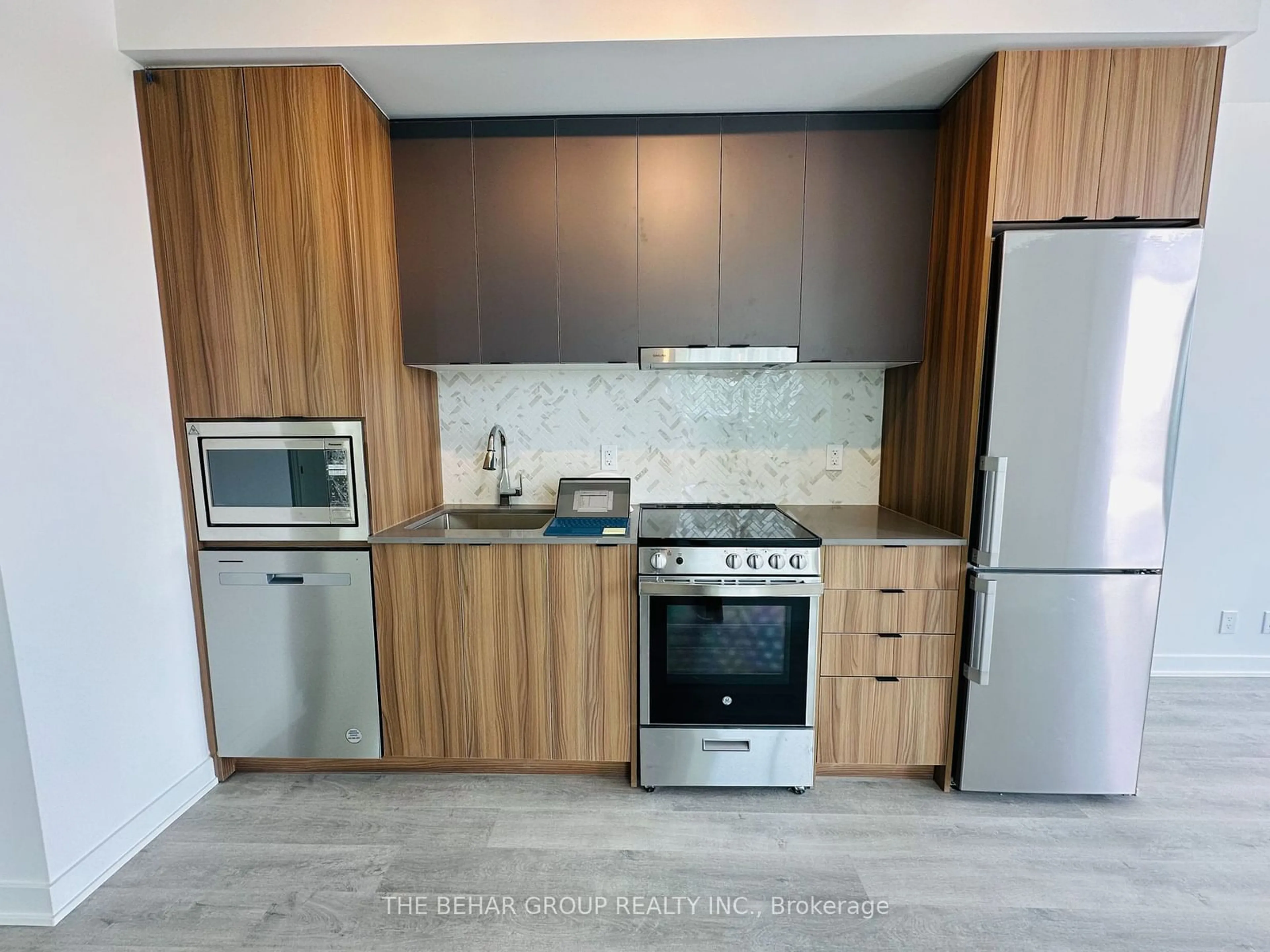 Standard kitchen, wood floors for 50 Upper Mall Way #B-220, Vaughan Ontario L4J 4P8