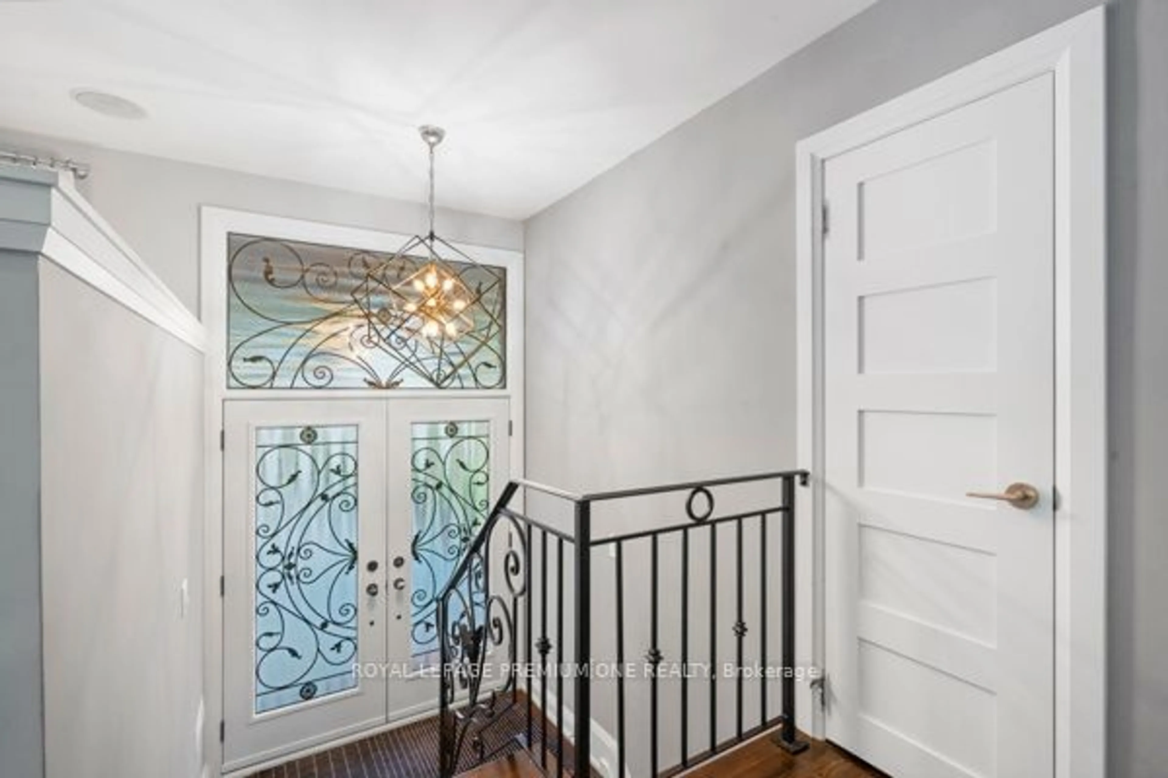 Indoor entryway, wood floors for 9 Faris Ave, King Ontario L0G 1N0