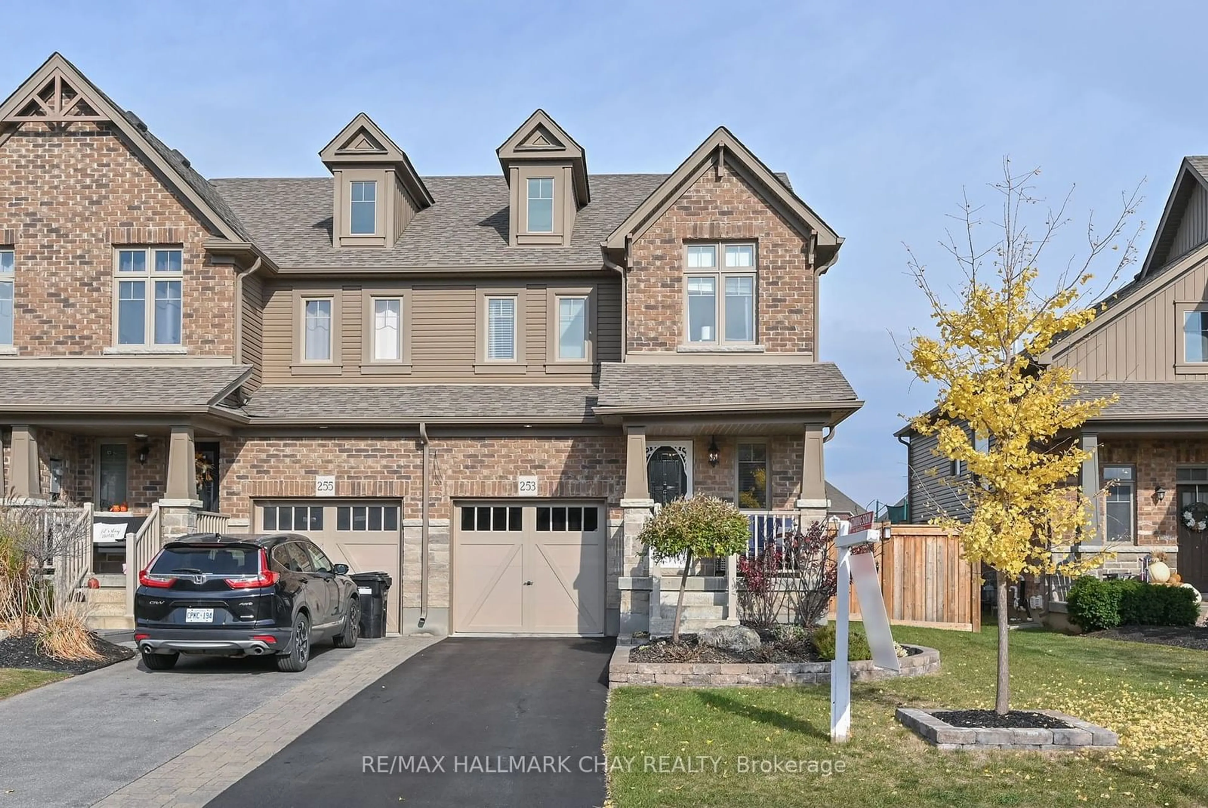 A pic from exterior of the house or condo, the street view for 253 Hutchinson Dr, New Tecumseth Ontario L9R 0P9