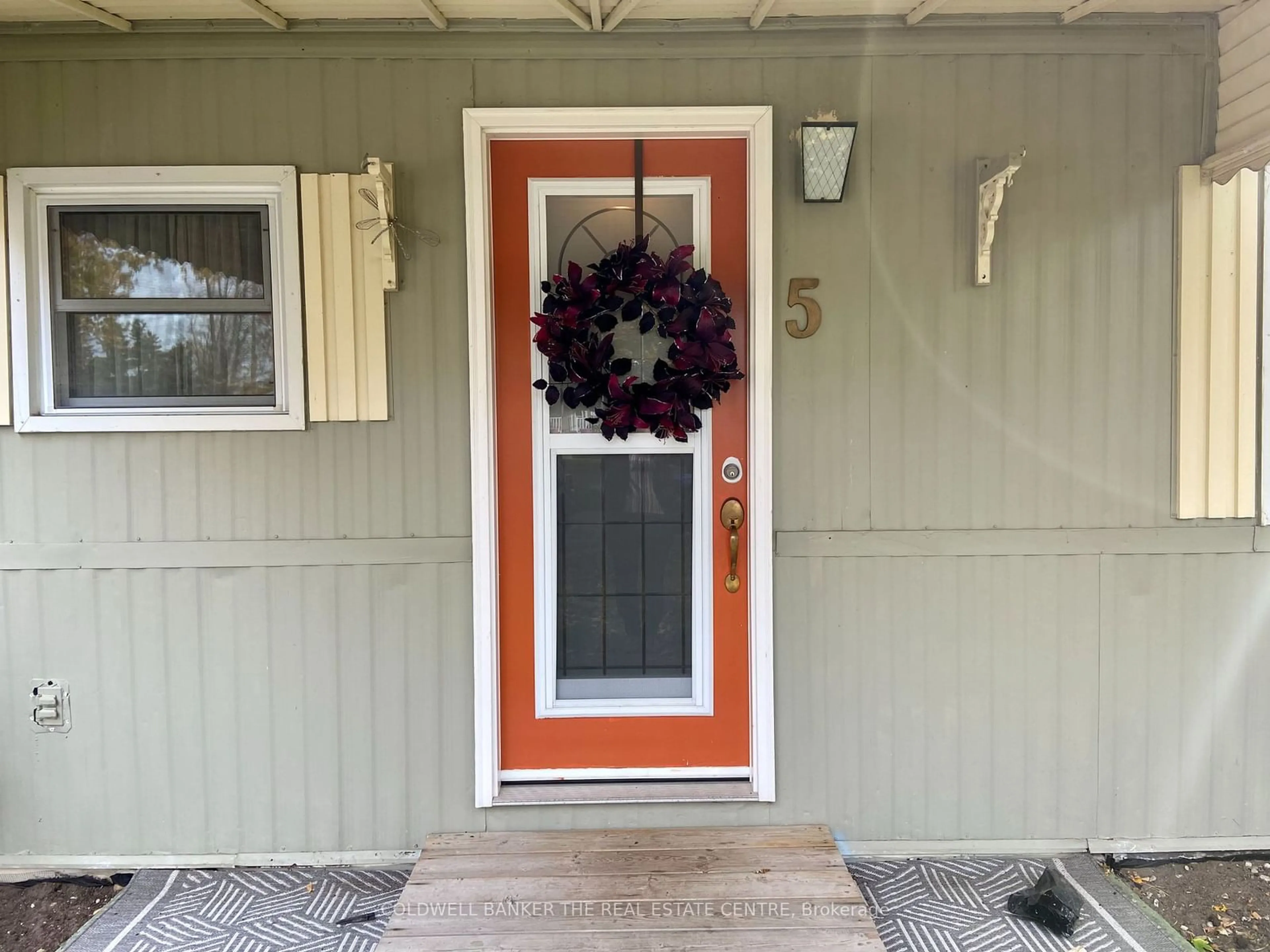 Indoor entryway, wood floors for 5 Locust Hill Crt, Innisfil Ontario L9S 1R7