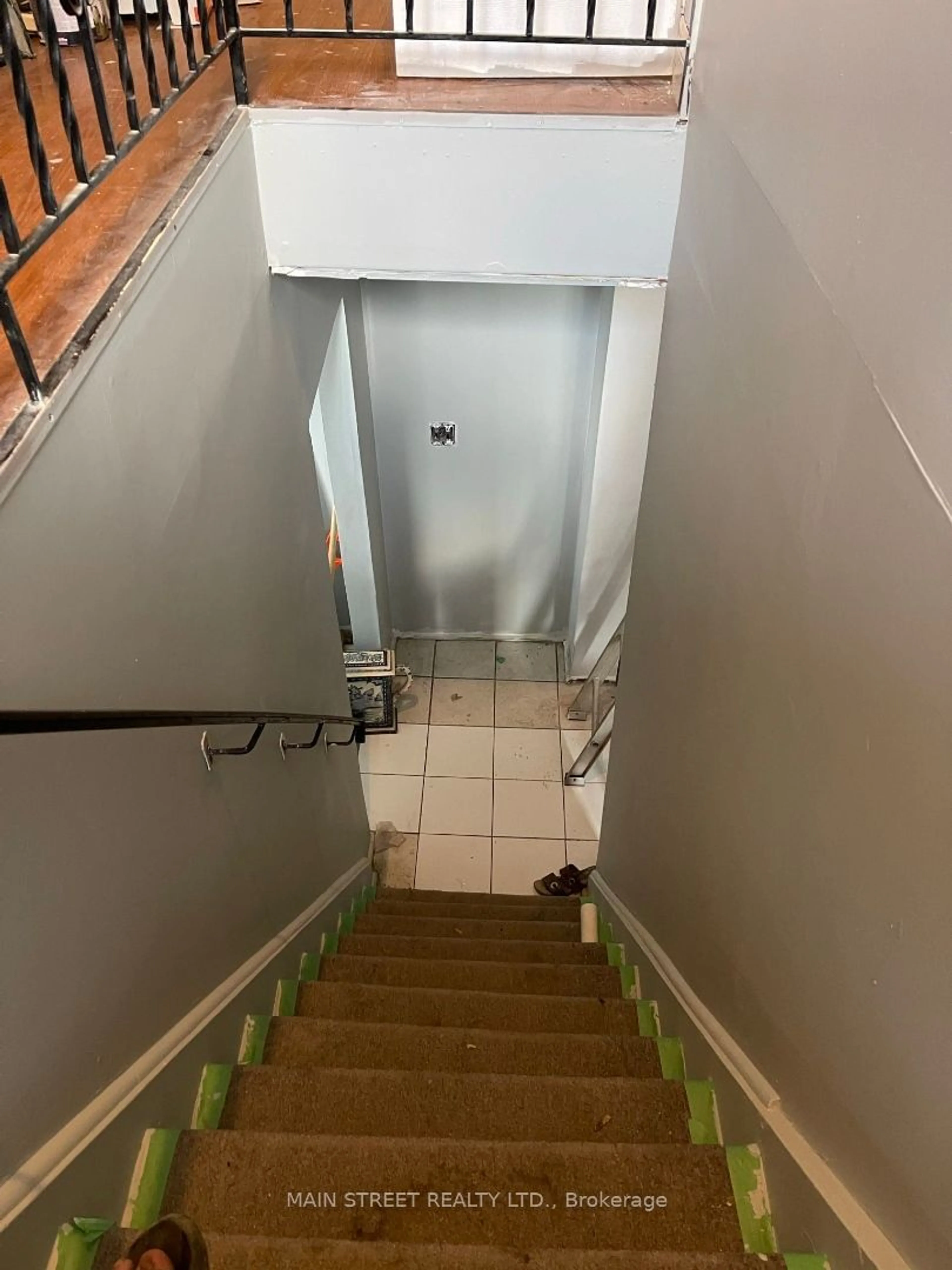 Stairs for 28099 48, Georgina Ontario L0E 1N0