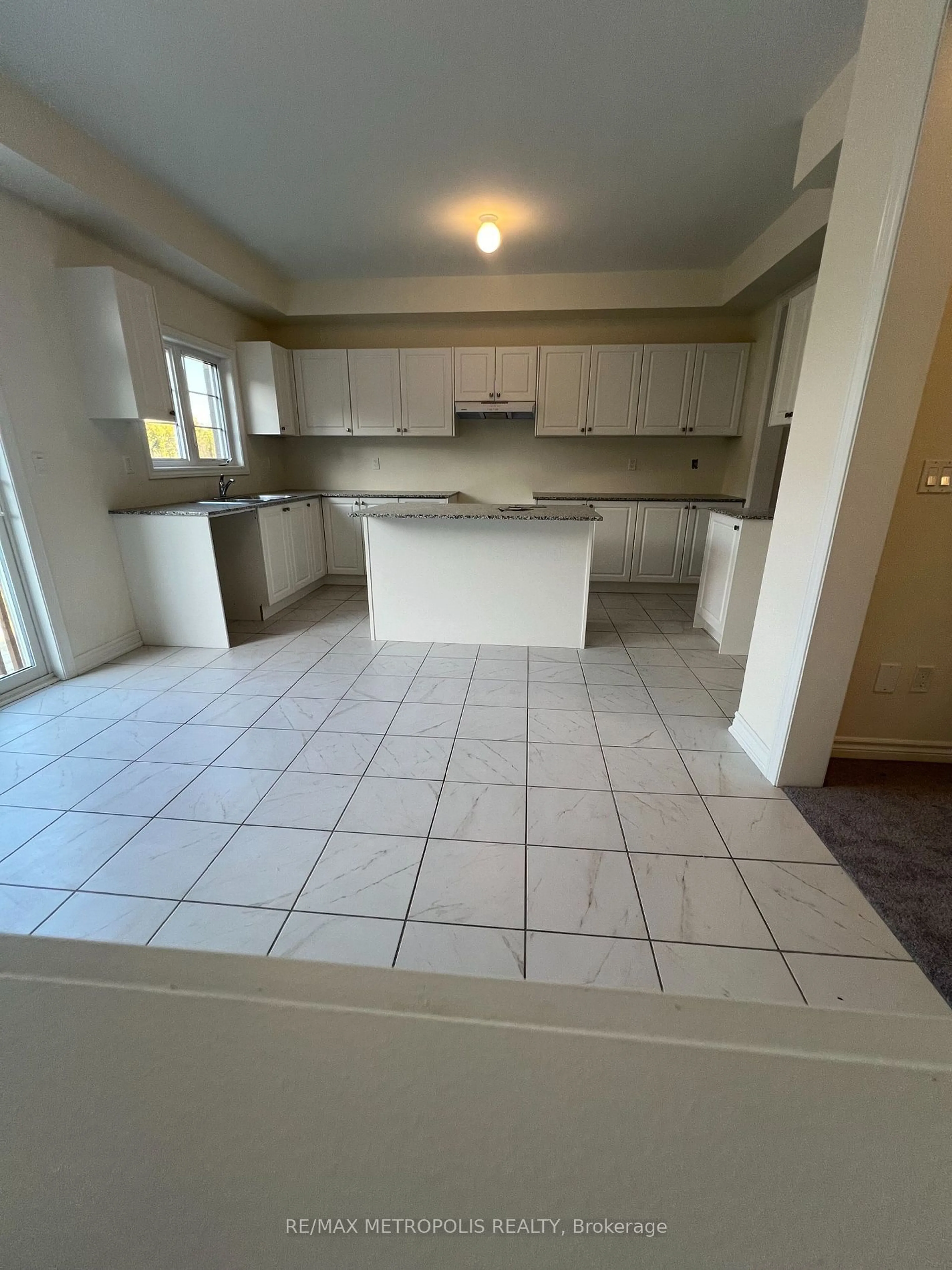 Standard kitchen, not visible floor, cottage for 128 Hawkins St, Georgina Ontario L0E 1R0