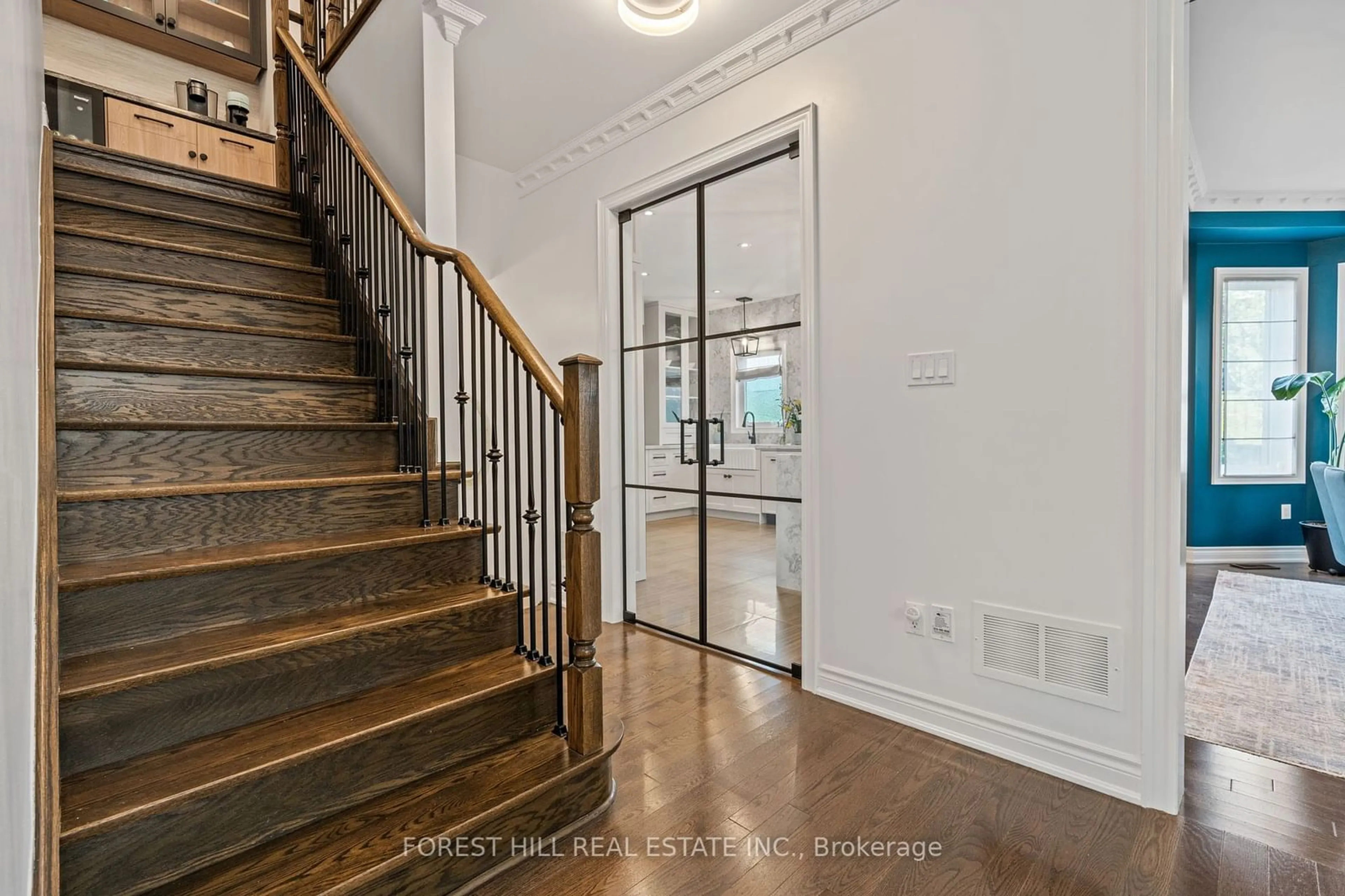 Indoor entryway, wood floors for 16 Estrella Cres, Richmond Hill Ontario L4E 0S3