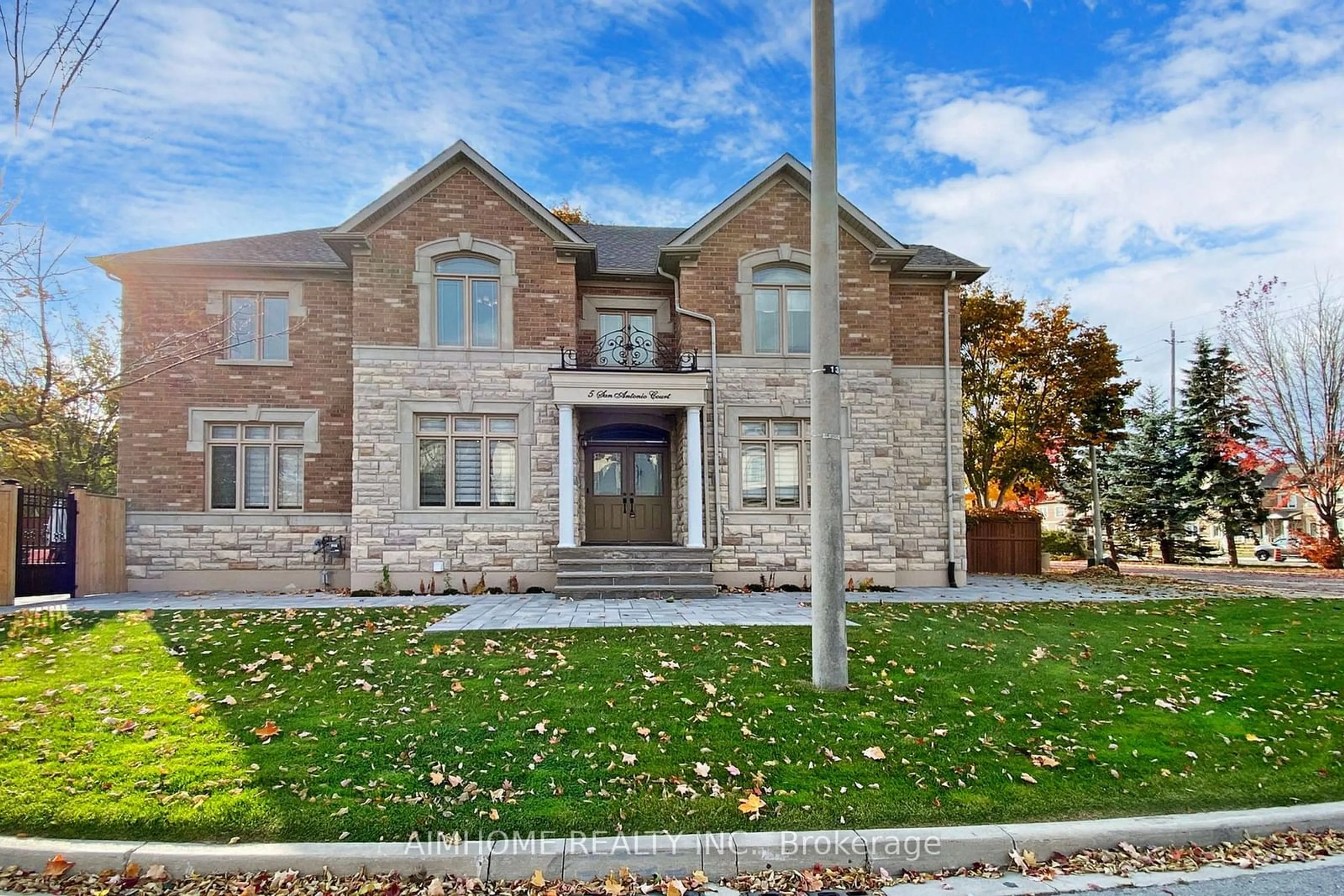 Home with brick exterior material for 5 San Antonio Crt, Richmond Hill Ontario L4E 4A8