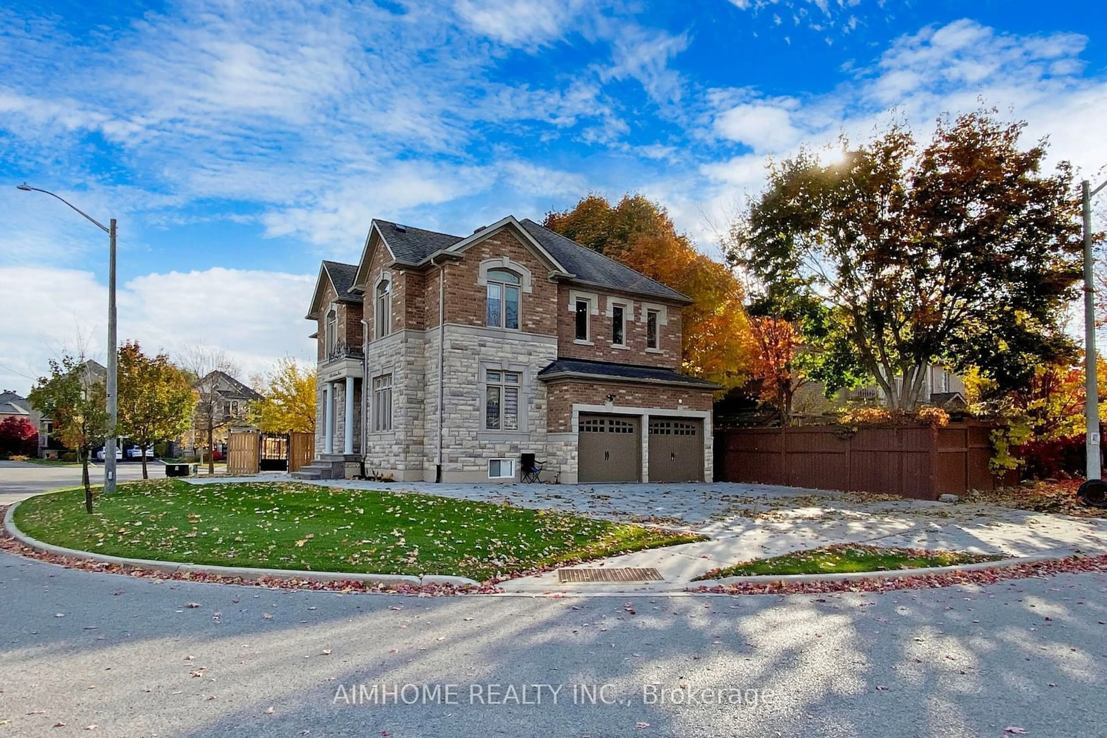 Home with brick exterior material for 5 San Antonio Crt, Richmond Hill Ontario L4E 4A8