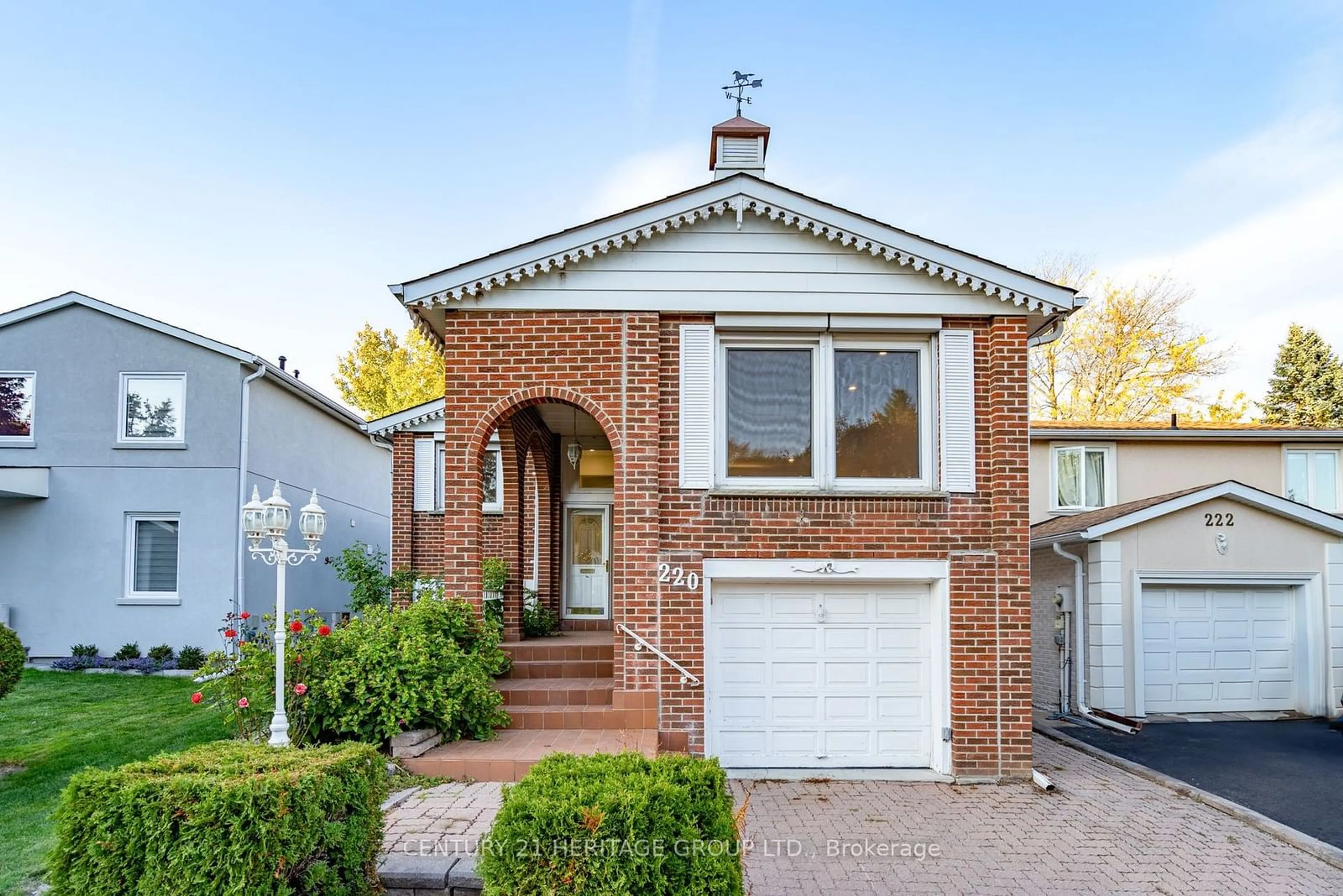 Home with brick exterior material for 220 Thoms Cres, Newmarket Ontario L3Y 1E1