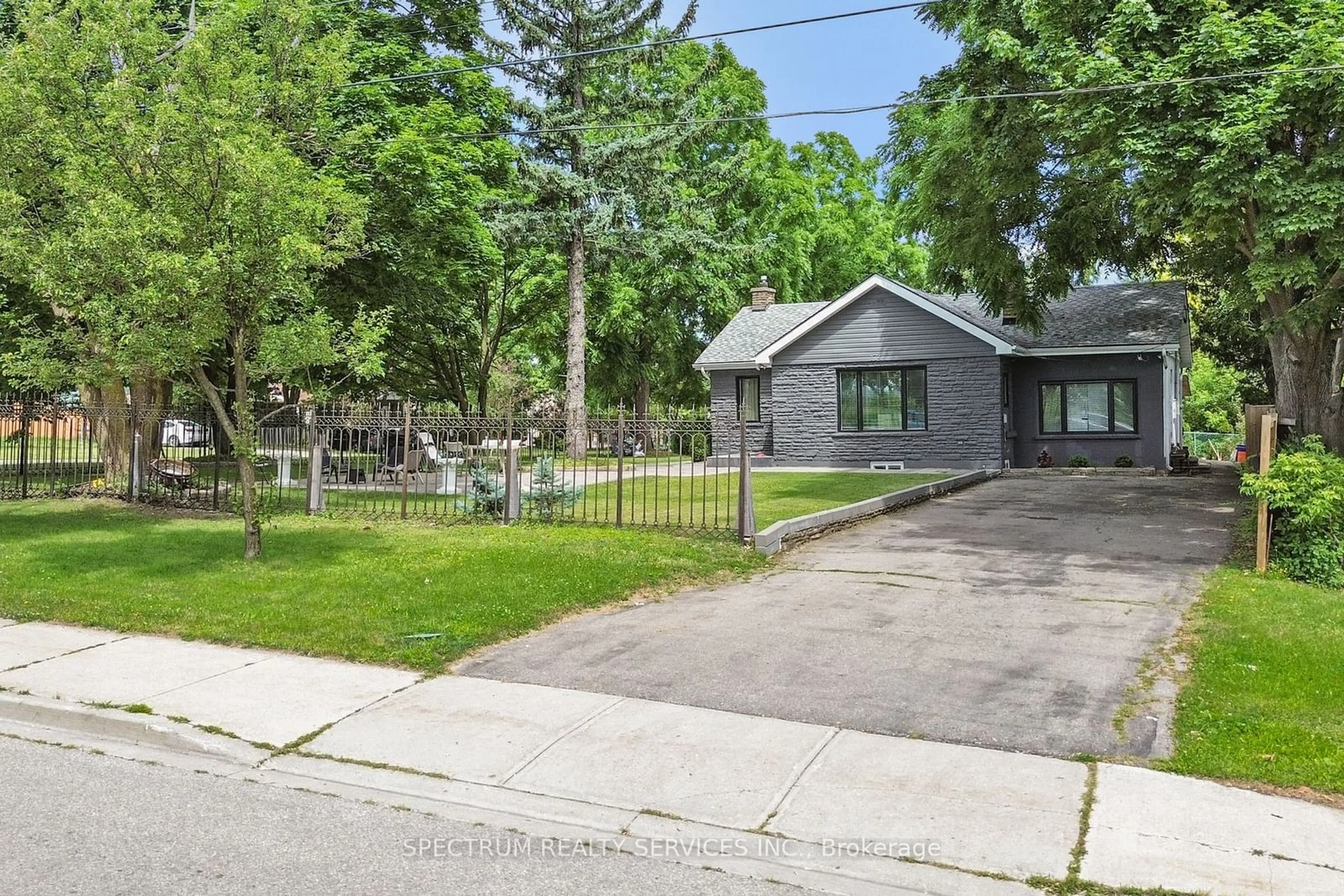 Frontside or backside of a home, the street view for 174 Langstaff Rd, Richmond Hill Ontario L4C 6N4