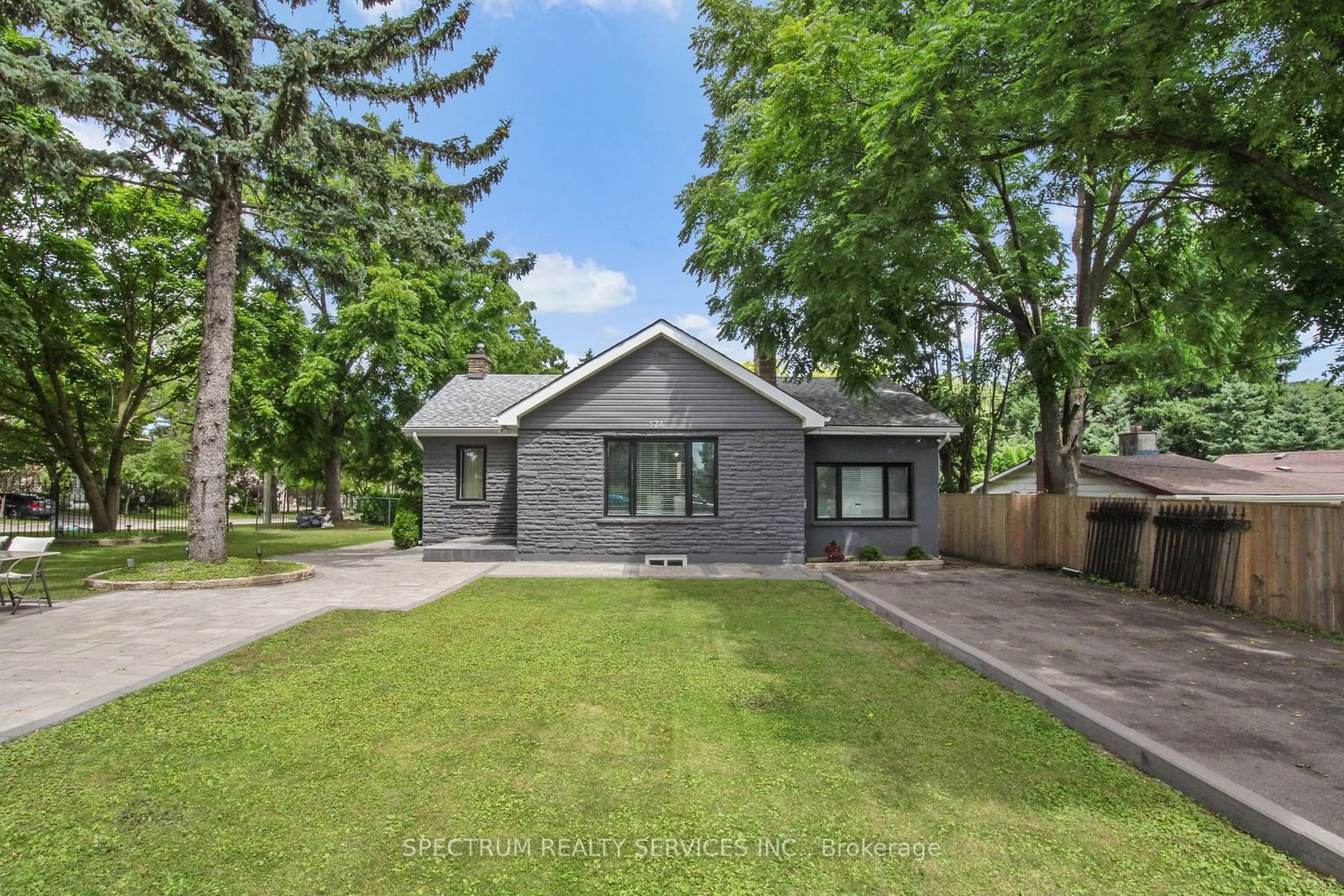 Frontside or backside of a home, cottage for 174 Langstaff Rd, Richmond Hill Ontario L4C 6N4