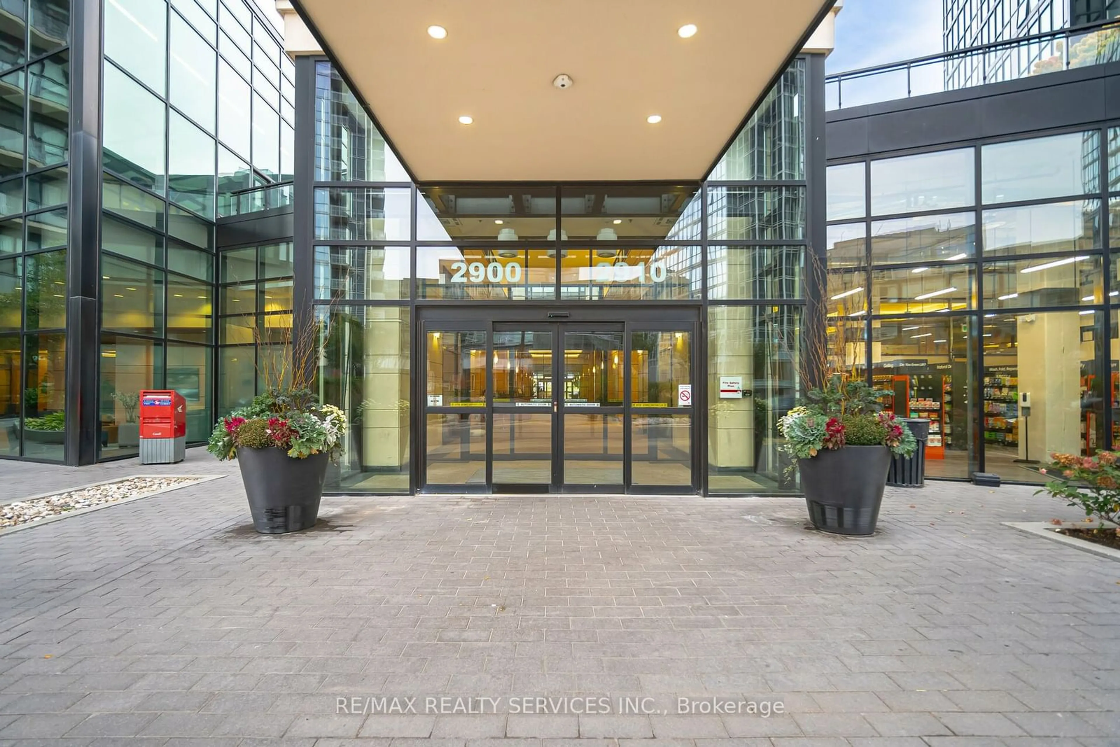 Indoor lobby, ceramic floors for 2900 Highway 7 Rd #3207, Vaughan Ontario L6W 3R1