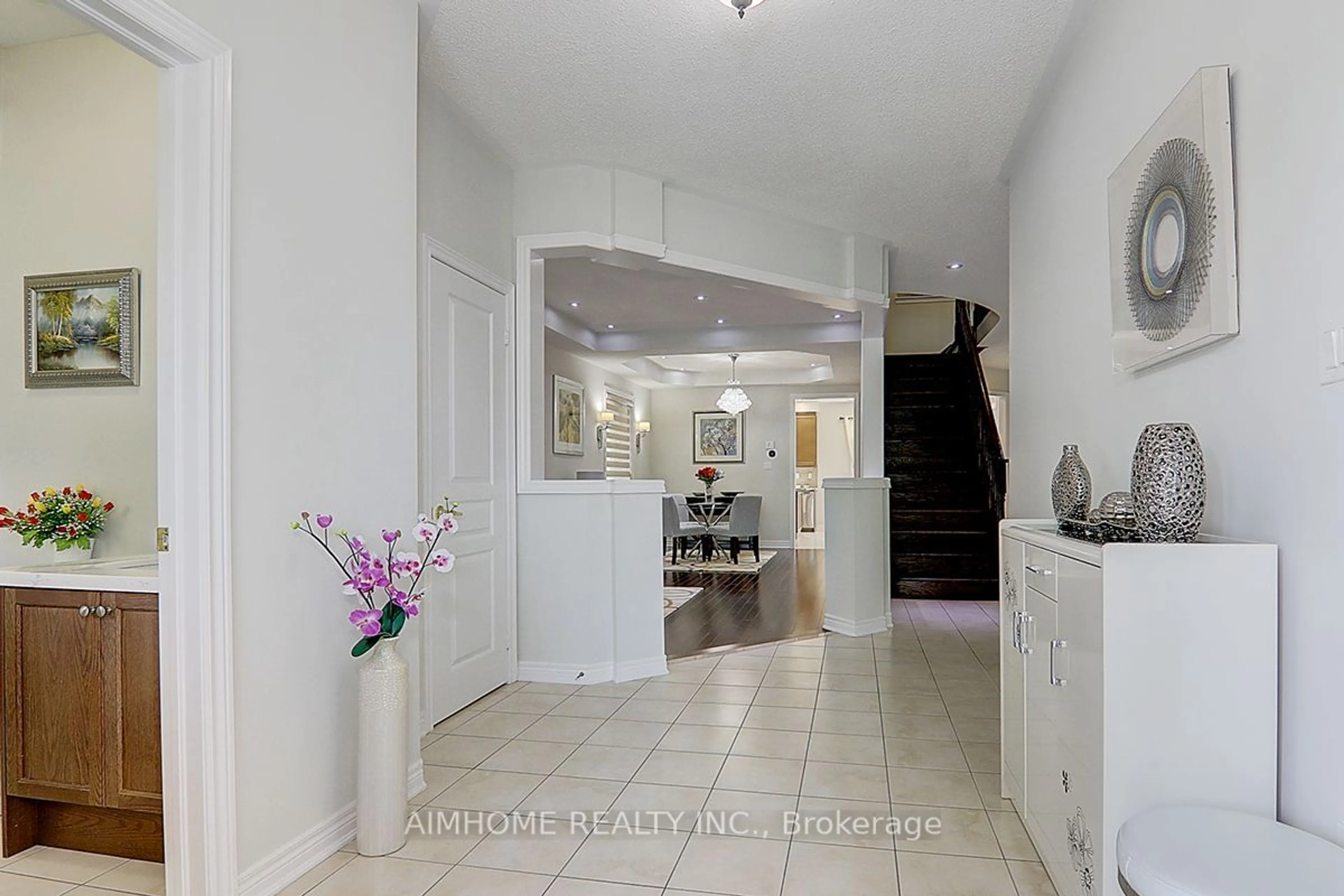 Indoor foyer, wood floors for 881 Memorial Circ, Newmarket Ontario L3X 0A8