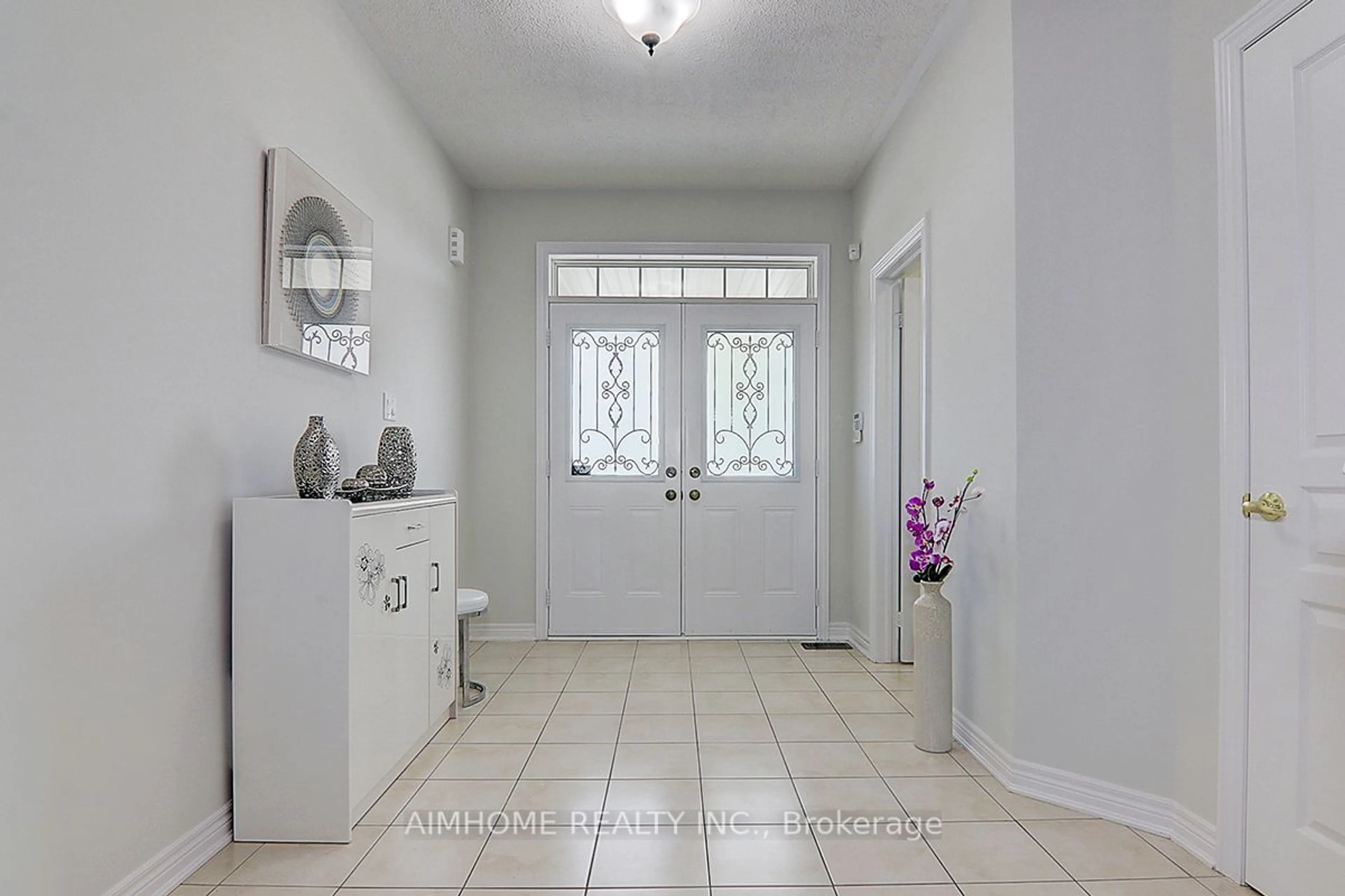 Indoor entryway, ceramic floors for 881 Memorial Circ, Newmarket Ontario L3X 0A8