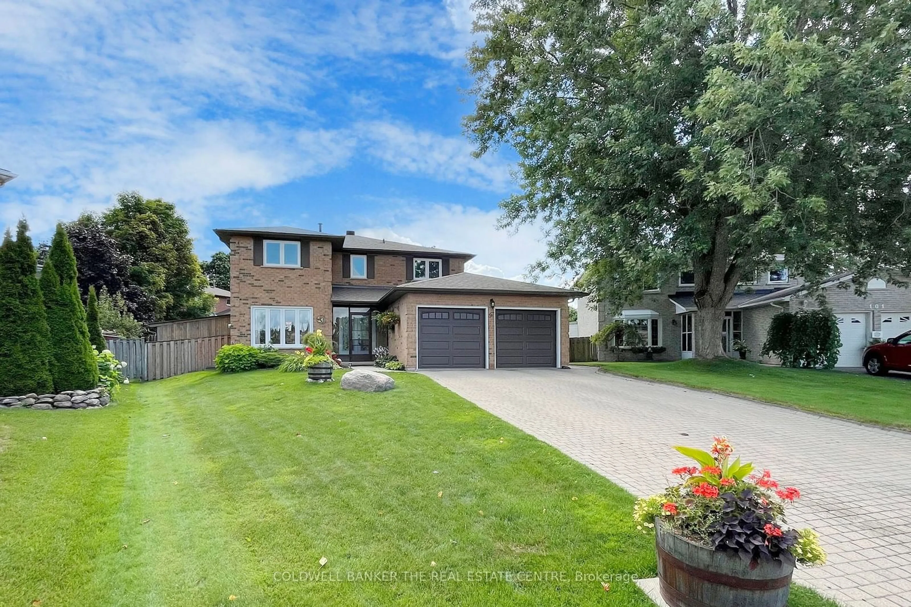 Frontside or backside of a home, the street view for 97 Little Crt, Newmarket Ontario L3Y 6S4