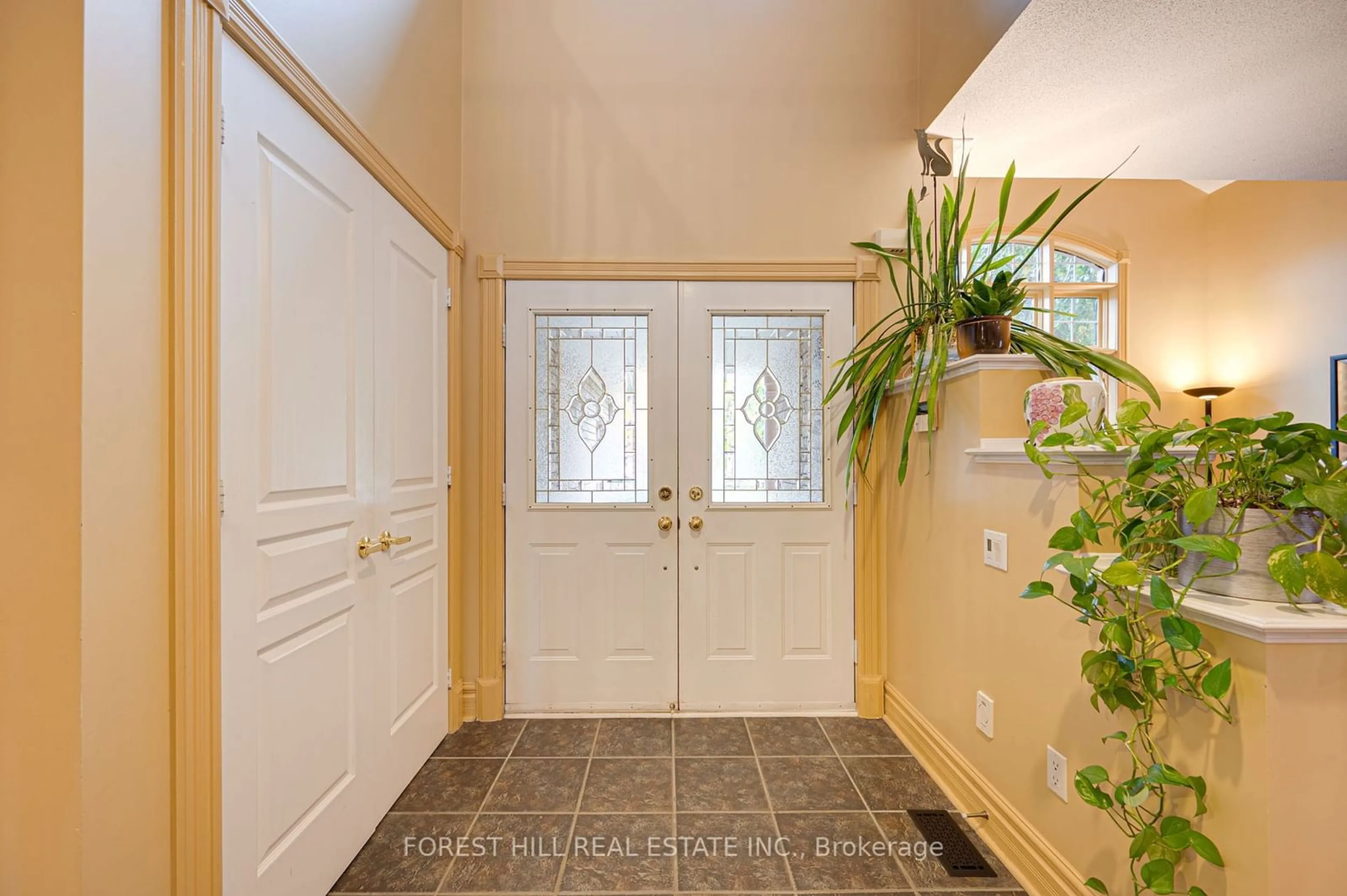 Indoor entryway, wood floors for 16 Winterport Crt, Richmond Hill Ontario L4C 9V6