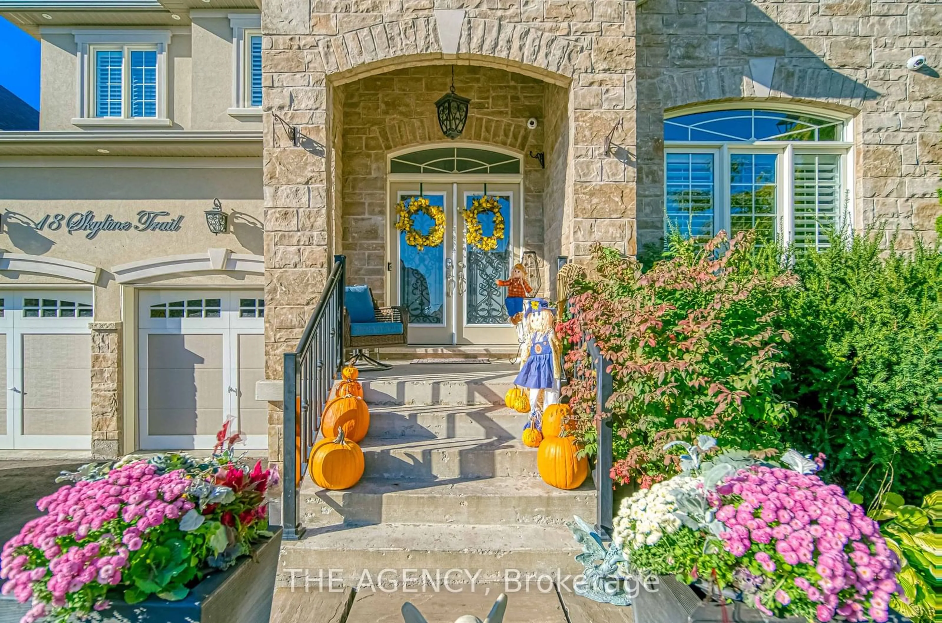 Indoor entryway, ceramic floors for 18 Skyline Tr, King Ontario L7B 0A1